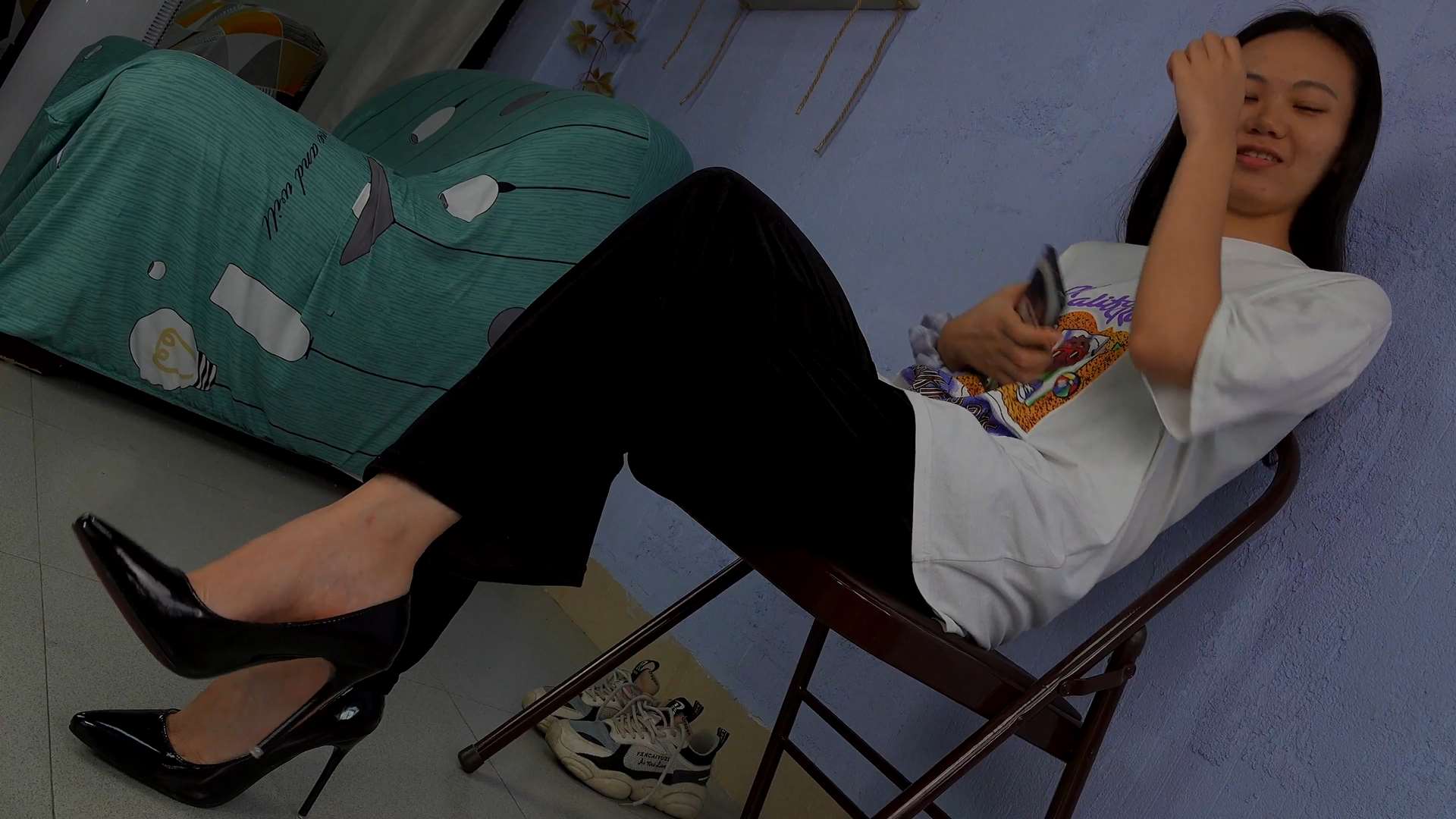 《[视频]小怡办公室原味美脚挑玩高跟鞋》作品图