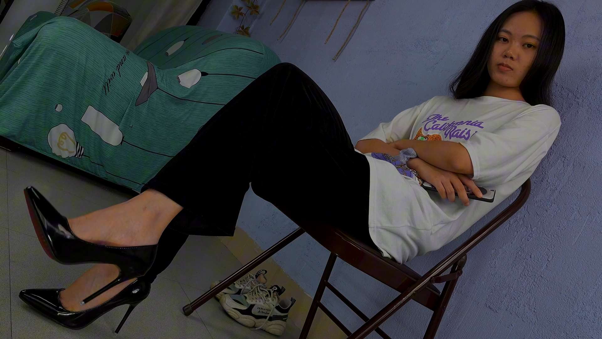 《[视频]小怡办公室原味美脚挑玩高跟鞋》作品图