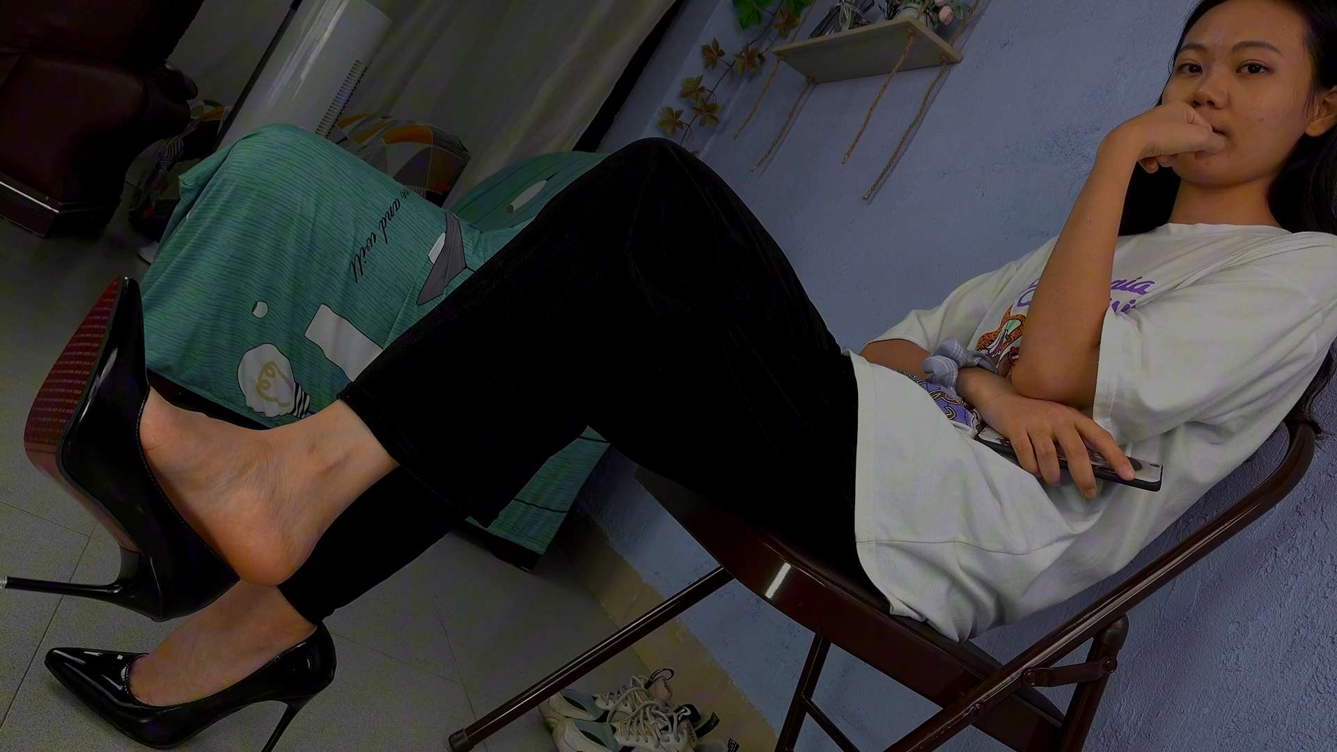 《[视频]小怡办公室原味美脚挑玩高跟鞋》作品图