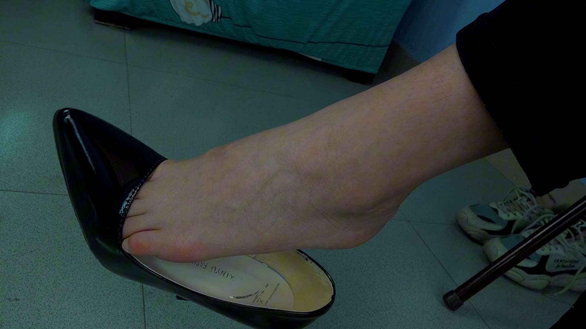 《[视频]小怡办公室原味美脚挑玩高跟鞋》作品图