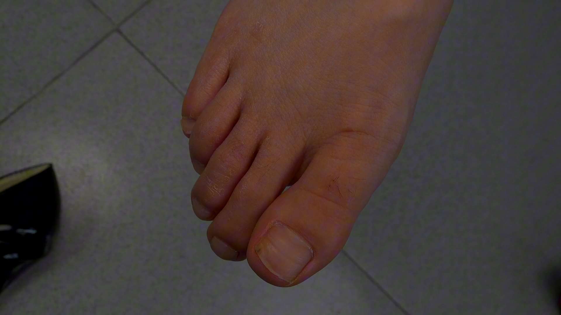 《[视频]小怡办公室原味美脚挑玩高跟鞋》作品图