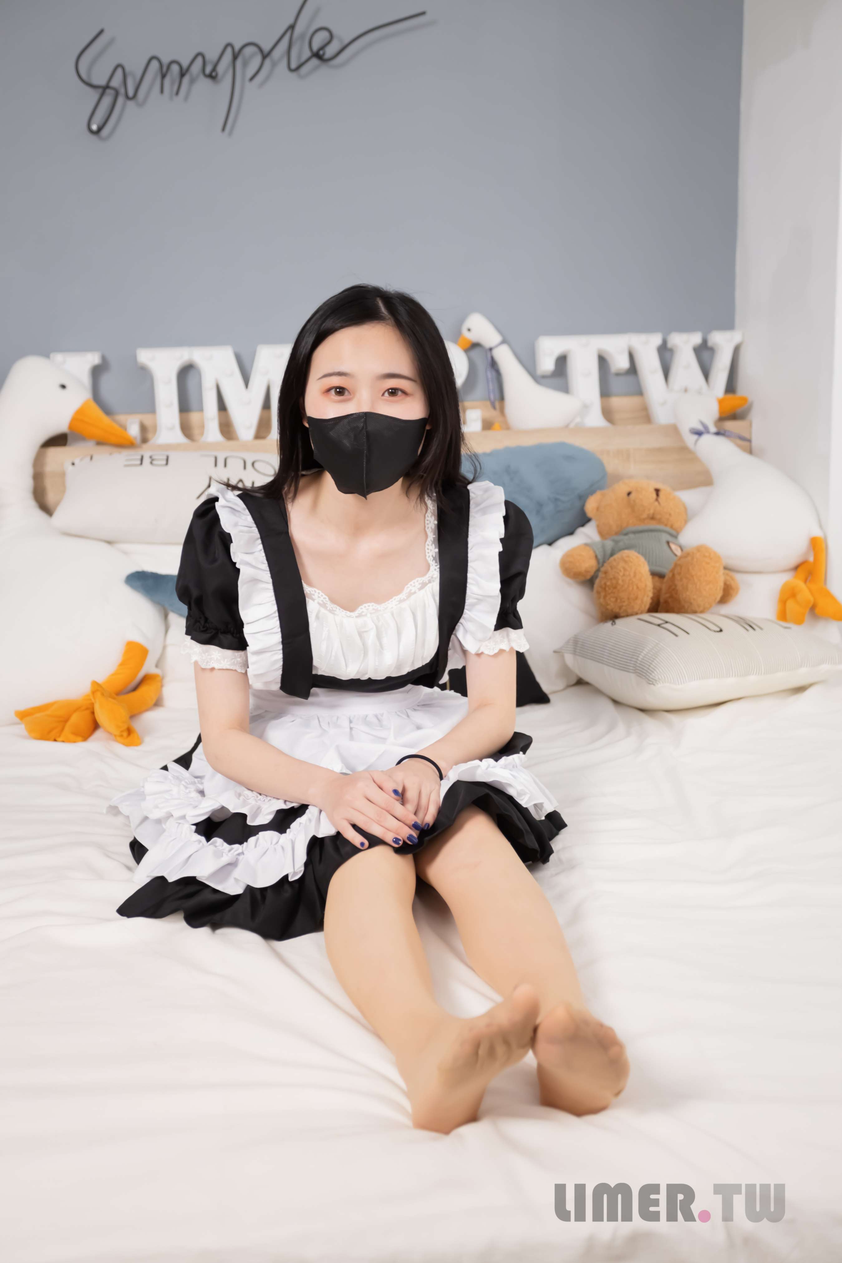 《[寄卖]《制服恋足》素人JK的第一次摄影体验》作品图