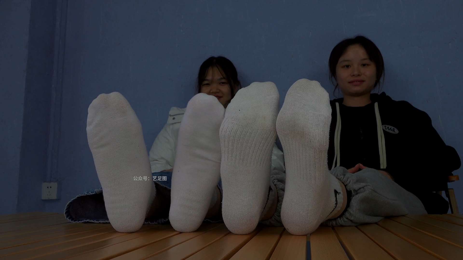 《[视频]苏苏和玉玲展示超嫩的略脏原味棉袜美脚》作品图