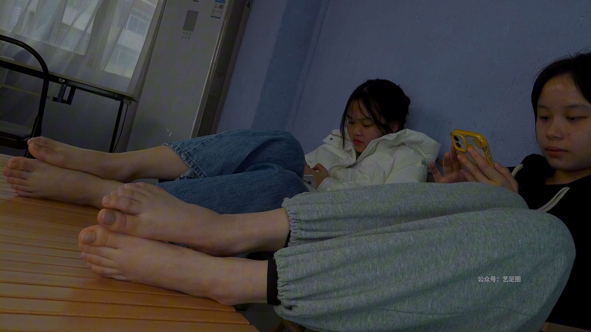 《[视频]苏苏和玉玲展示超嫩的略脏原味棉袜美脚》作品图