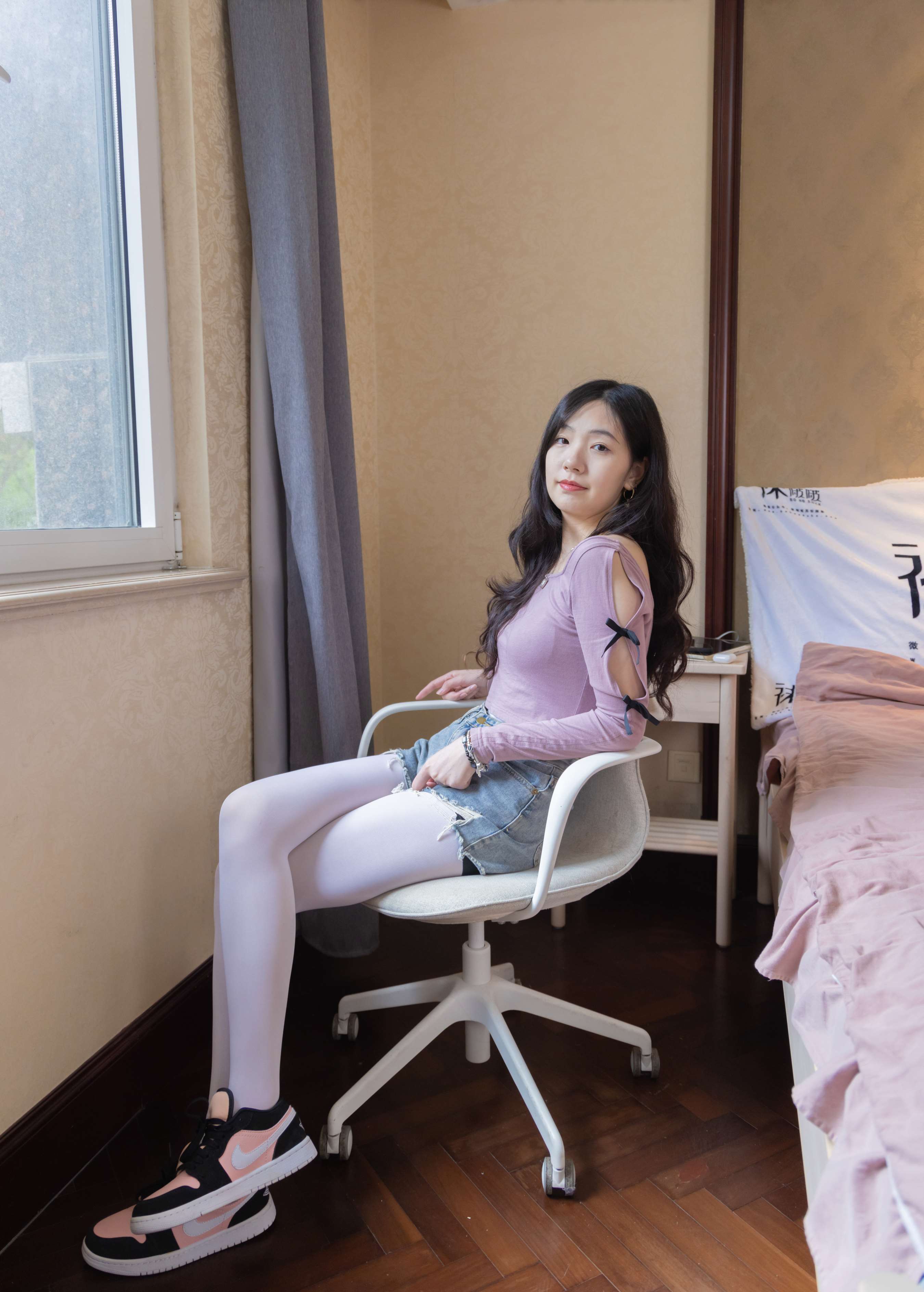 《小甜豆 板鞋、厚白丝》作品图