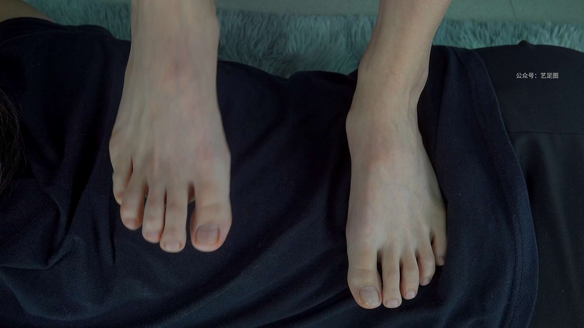 《[视频]小花,李怡美脚故事，美脚踩背，展现性感足底》作品图