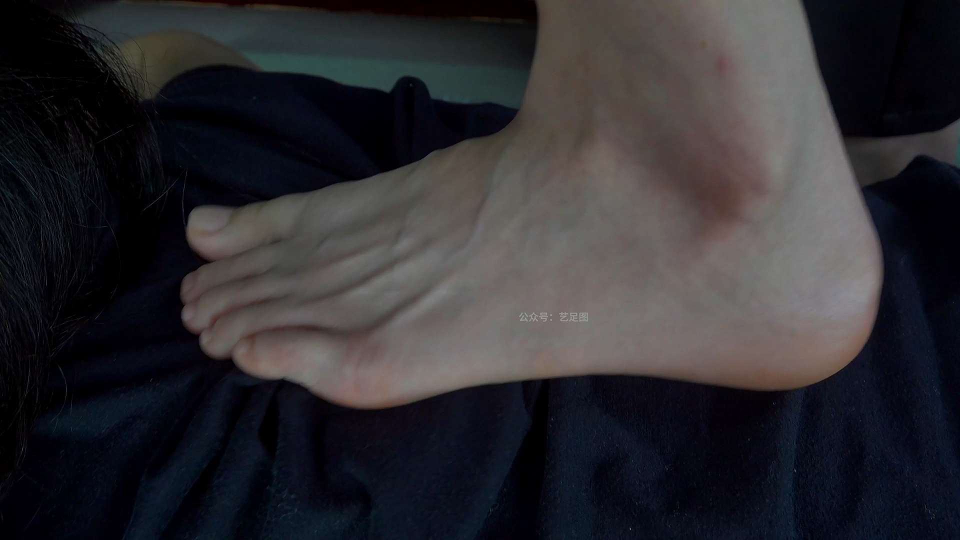 《[视频]小花,李怡美脚故事，美脚踩背，展现性感足底》作品图