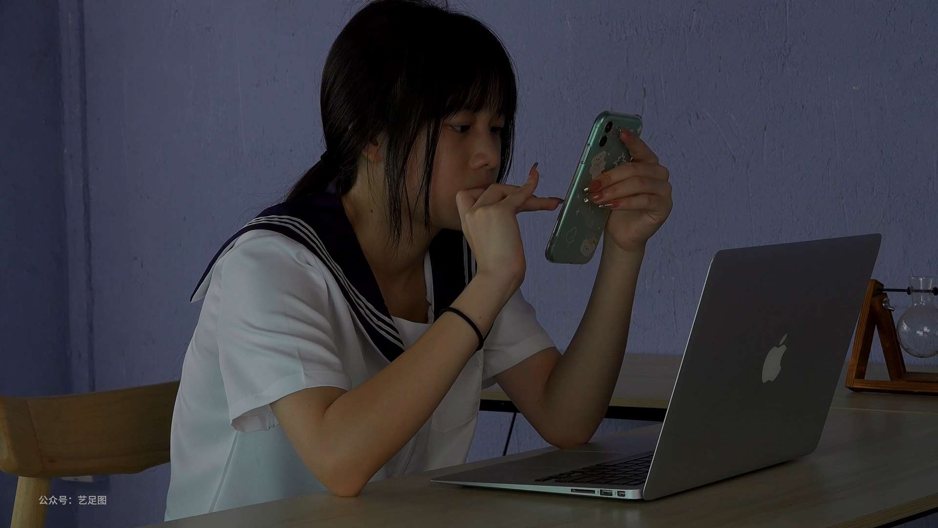 《[视频]宝儿桌下多角度无意识展示红润脚底》作品图