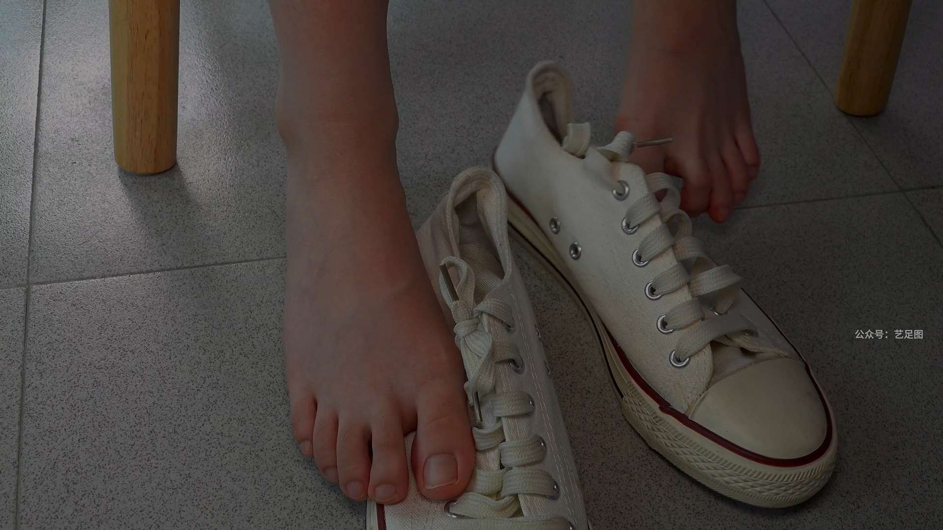 《[视频]宝儿桌下多角度无意识展示红润脚底》作品图