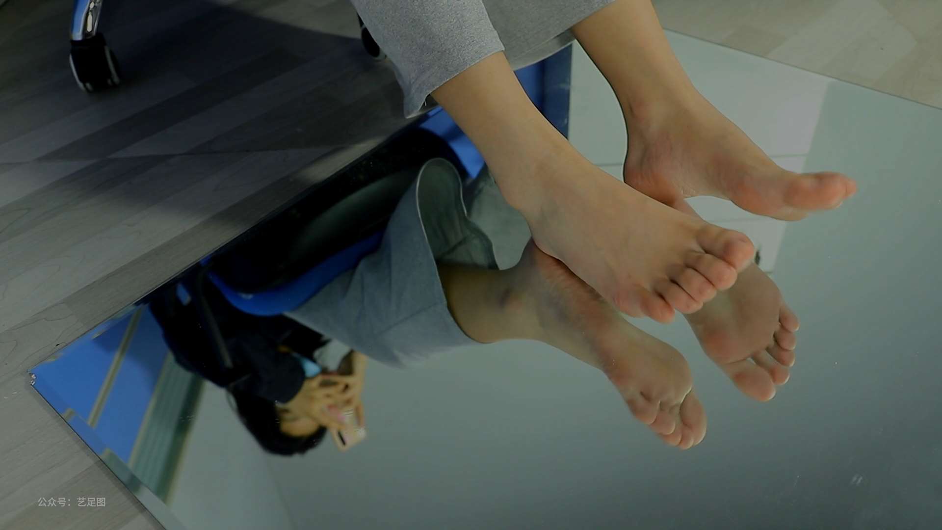 《[视频]雯雯美女40码大脚踩在泥沙上》作品图