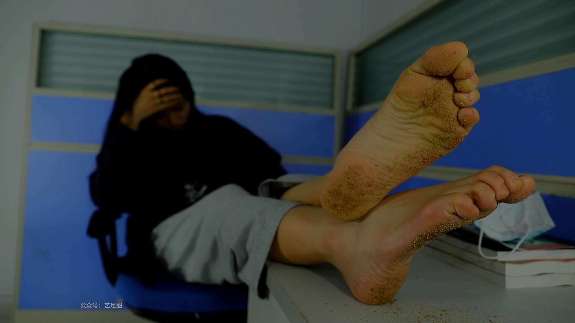 《[视频]雯雯美女40码大脚踩在泥沙上》作品图