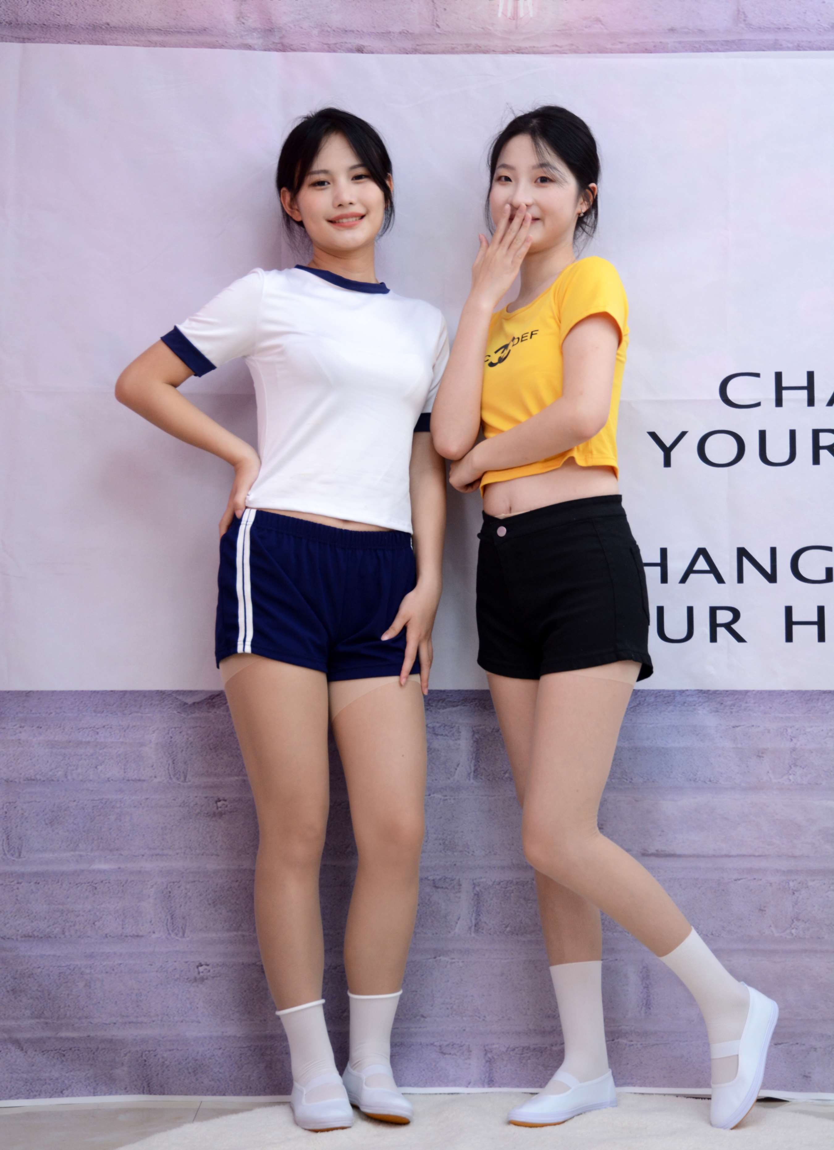 《安妮、幺幺 姐妹合影》作品图