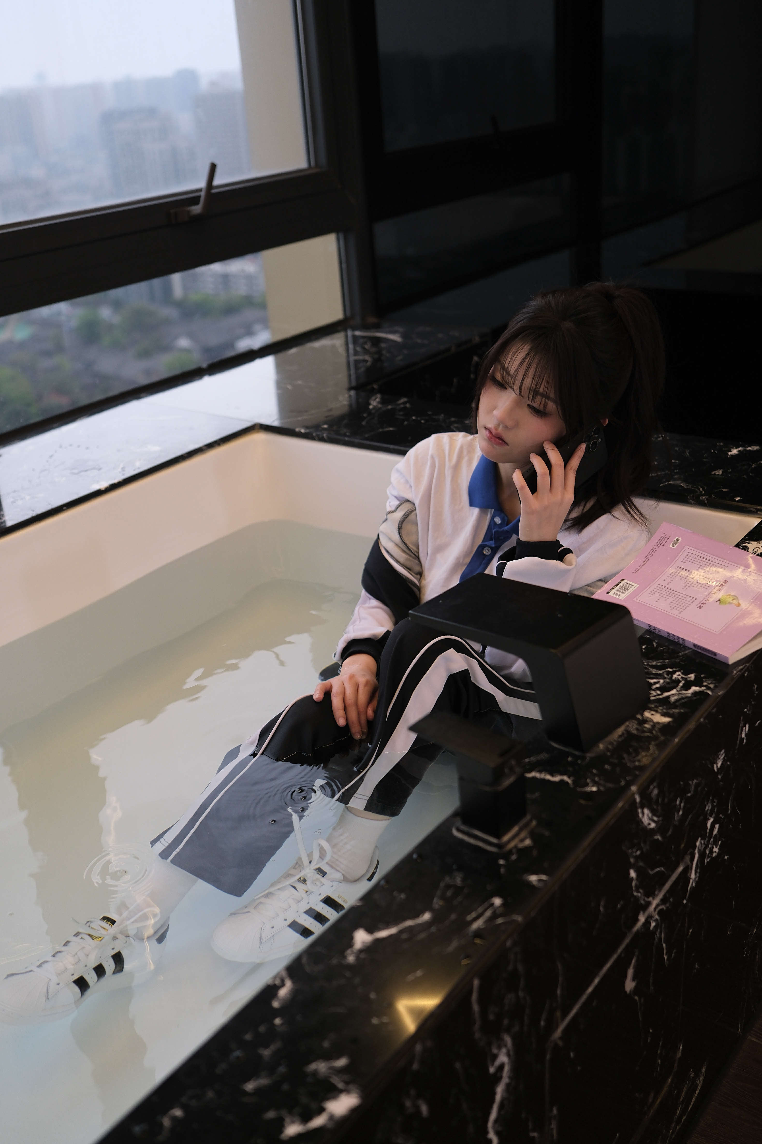 《水淼深圳校服贝壳鞋泡水》作品图