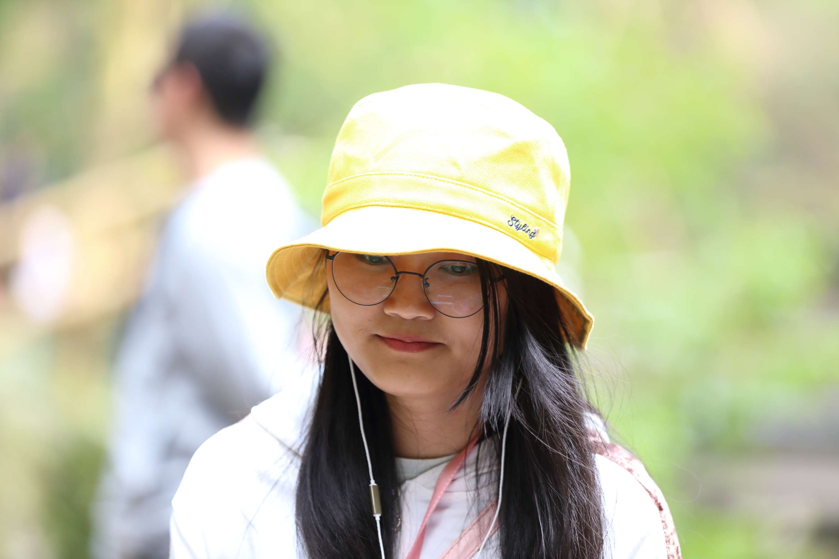 《清纯可爱的两位戴帽美女生 脱掉鞋袜露出脚》作品图