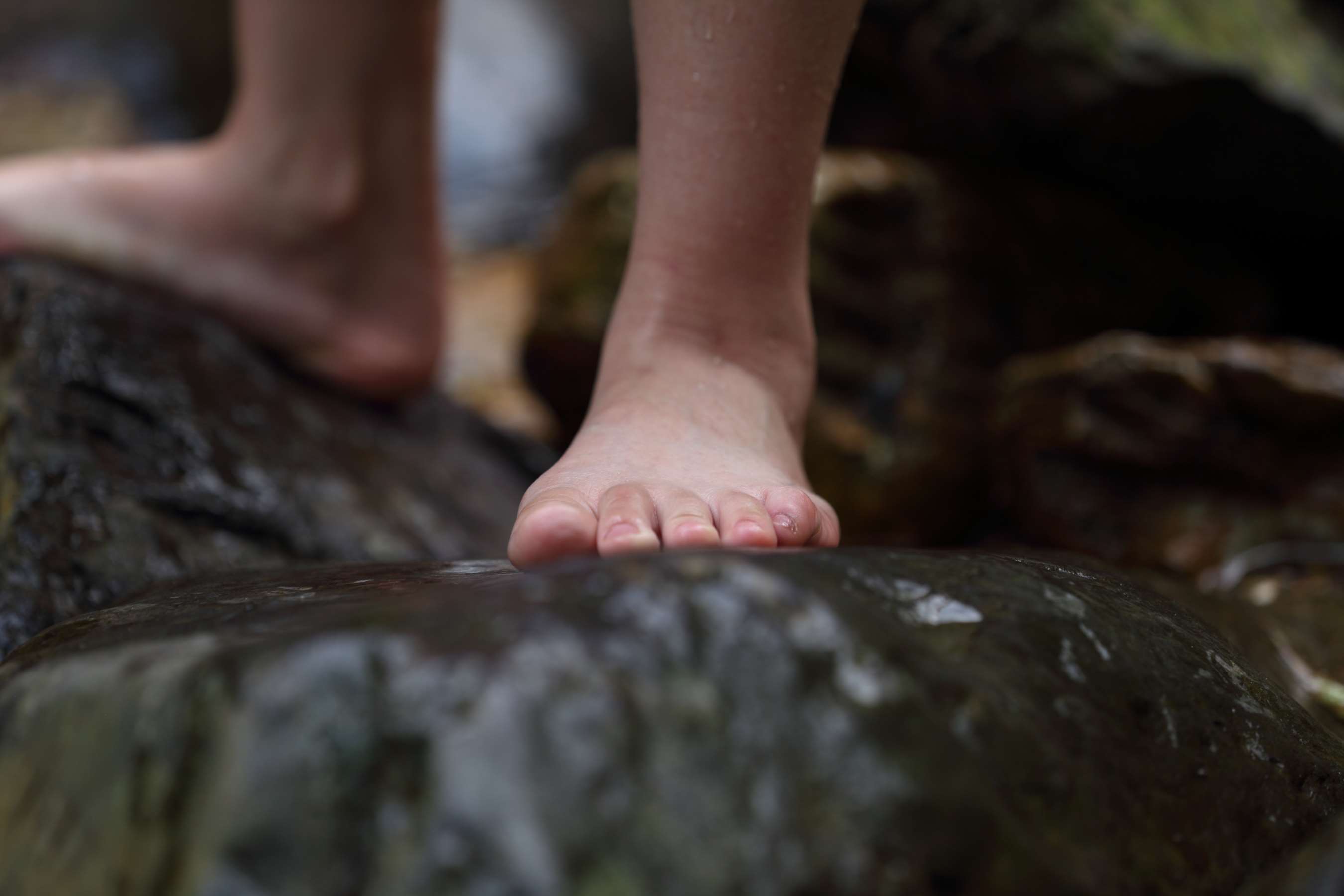 《清纯可爱的两位戴帽美女生 脱掉鞋袜露出脚》作品图