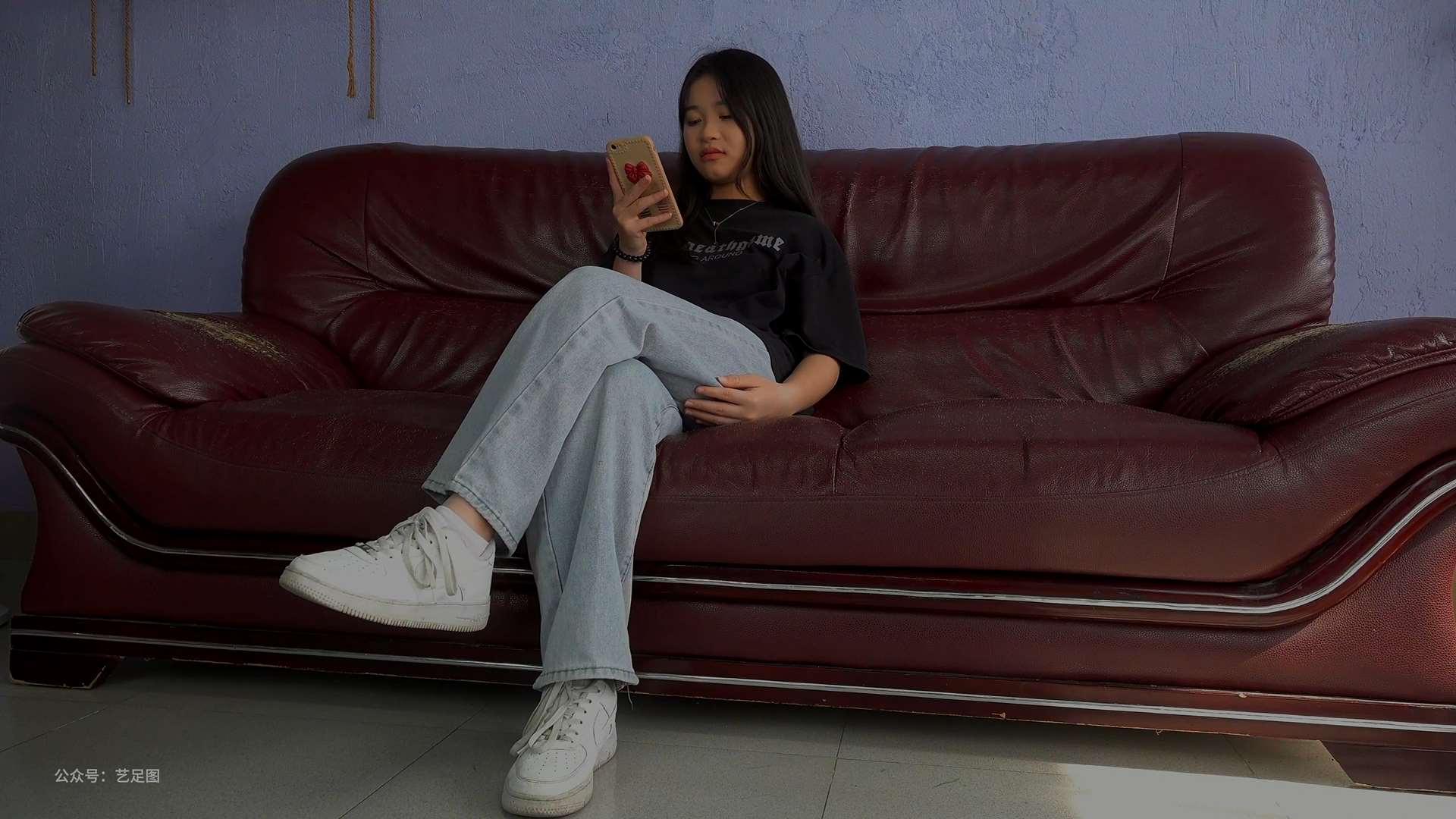 《[视频]子怡褪去运动鞋脏白袜-露出原味美脚诱惑》作品图