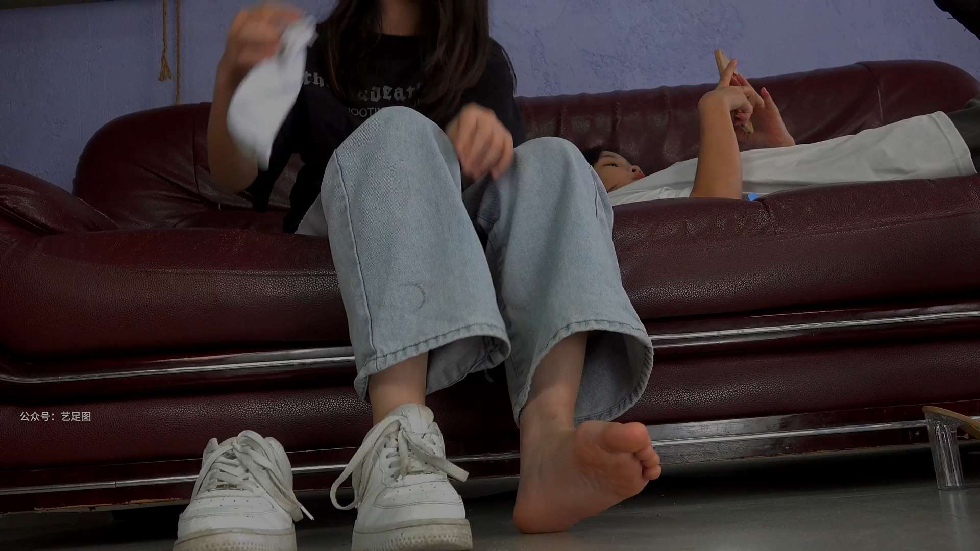 《[视频]子怡褪去运动鞋脏白袜-露出原味美脚诱惑》作品图