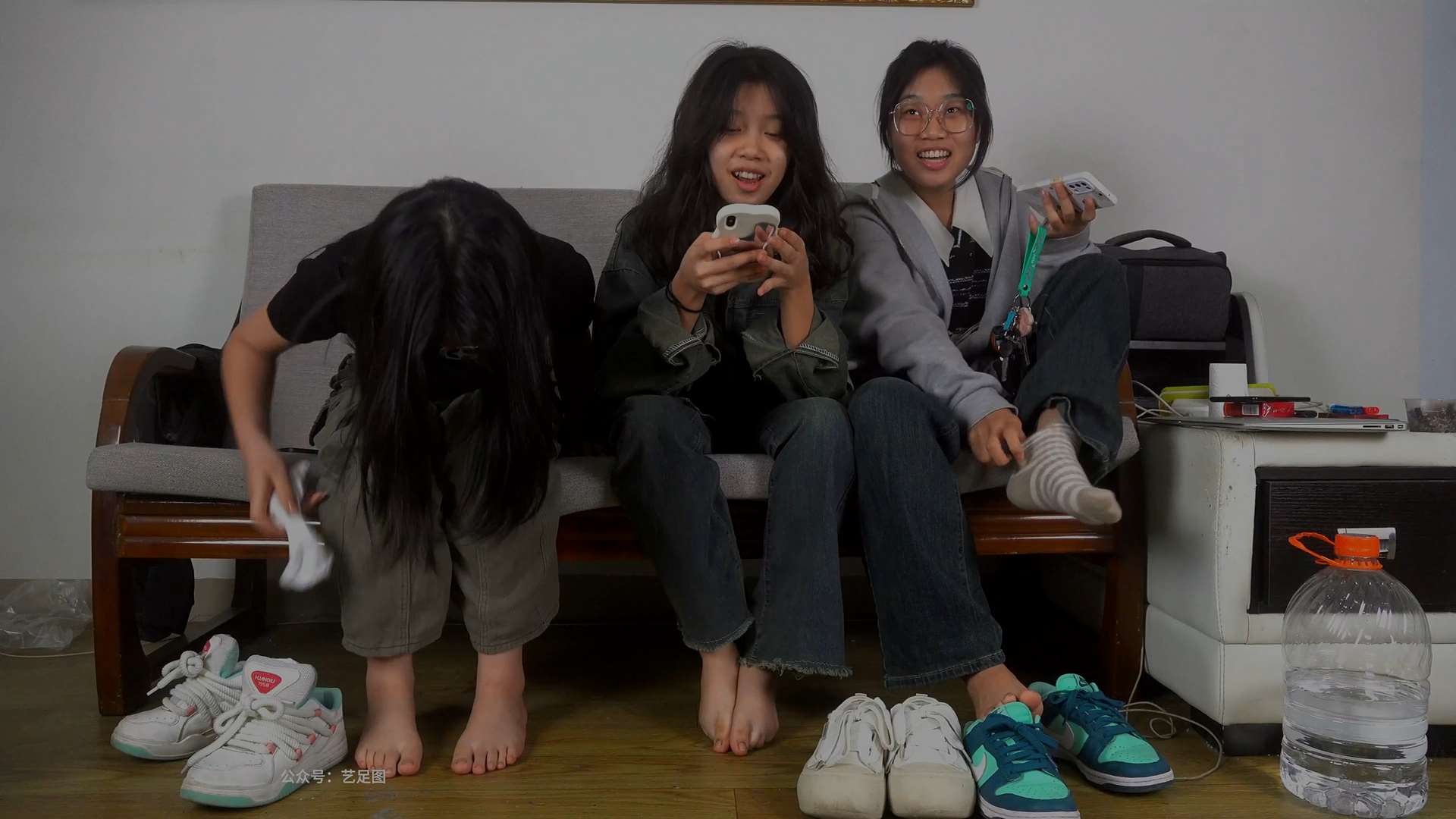 《[视频]褪去运动鞋白袜-把玩菲菲芷欣三个妹子的原味脏脚》作品图