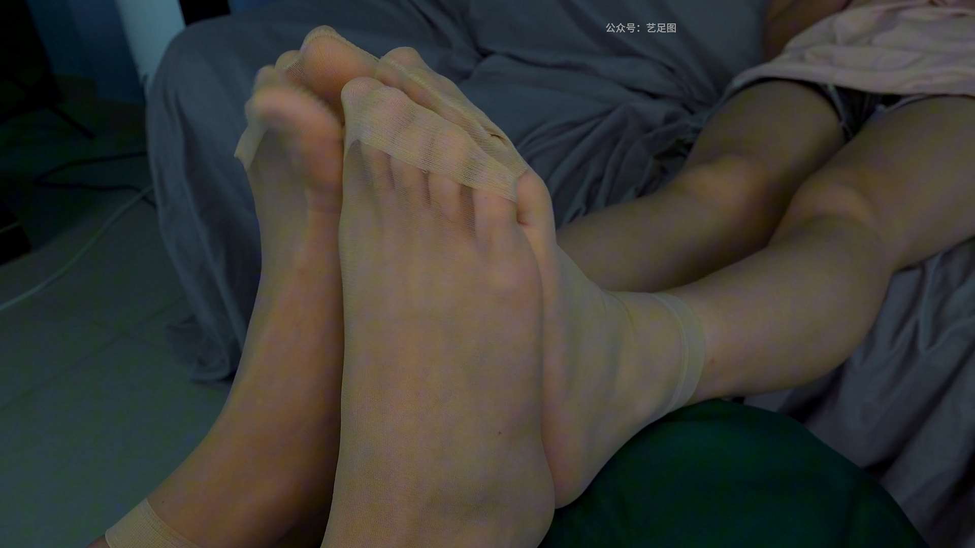 《[视频]欣欣和媚媚肉丝美脚展示，脚对脚》作品图
