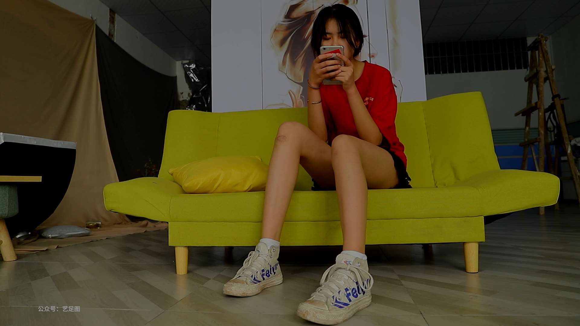 《[视频]长腿气质冉冉太诱人了，沙发上秀美脚》作品图