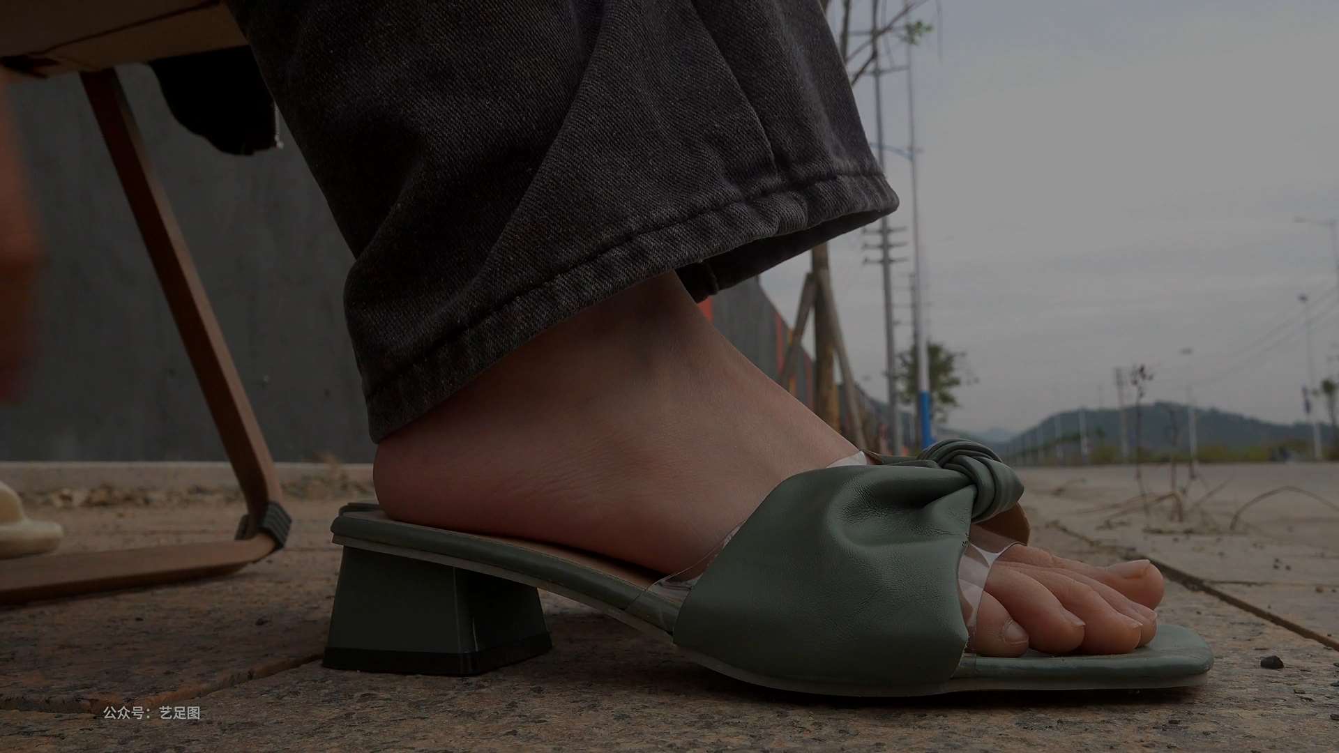 《[视频]雪梨郊外大修长腿美脚，挑鞋玩鞋》作品图