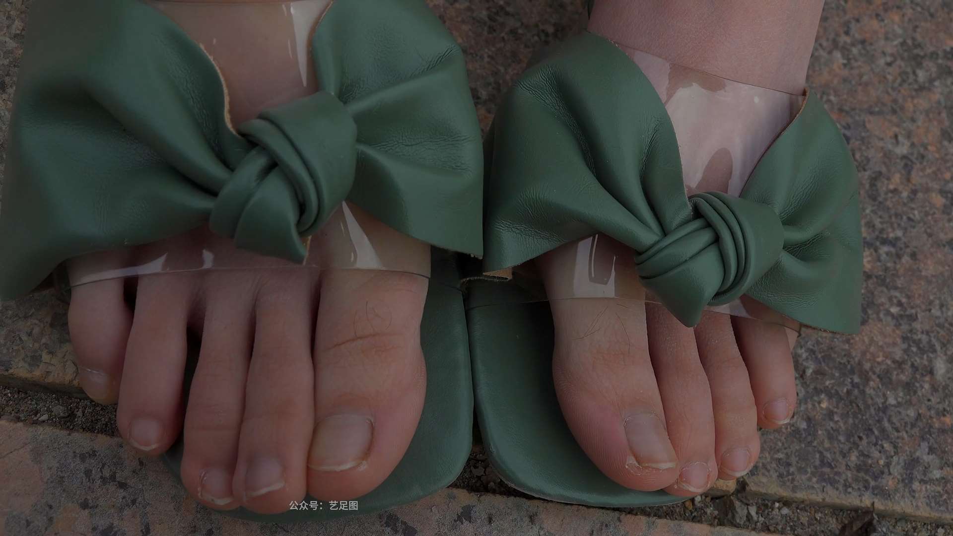 《[视频]雪梨郊外大修长腿美脚，挑鞋玩鞋》作品图