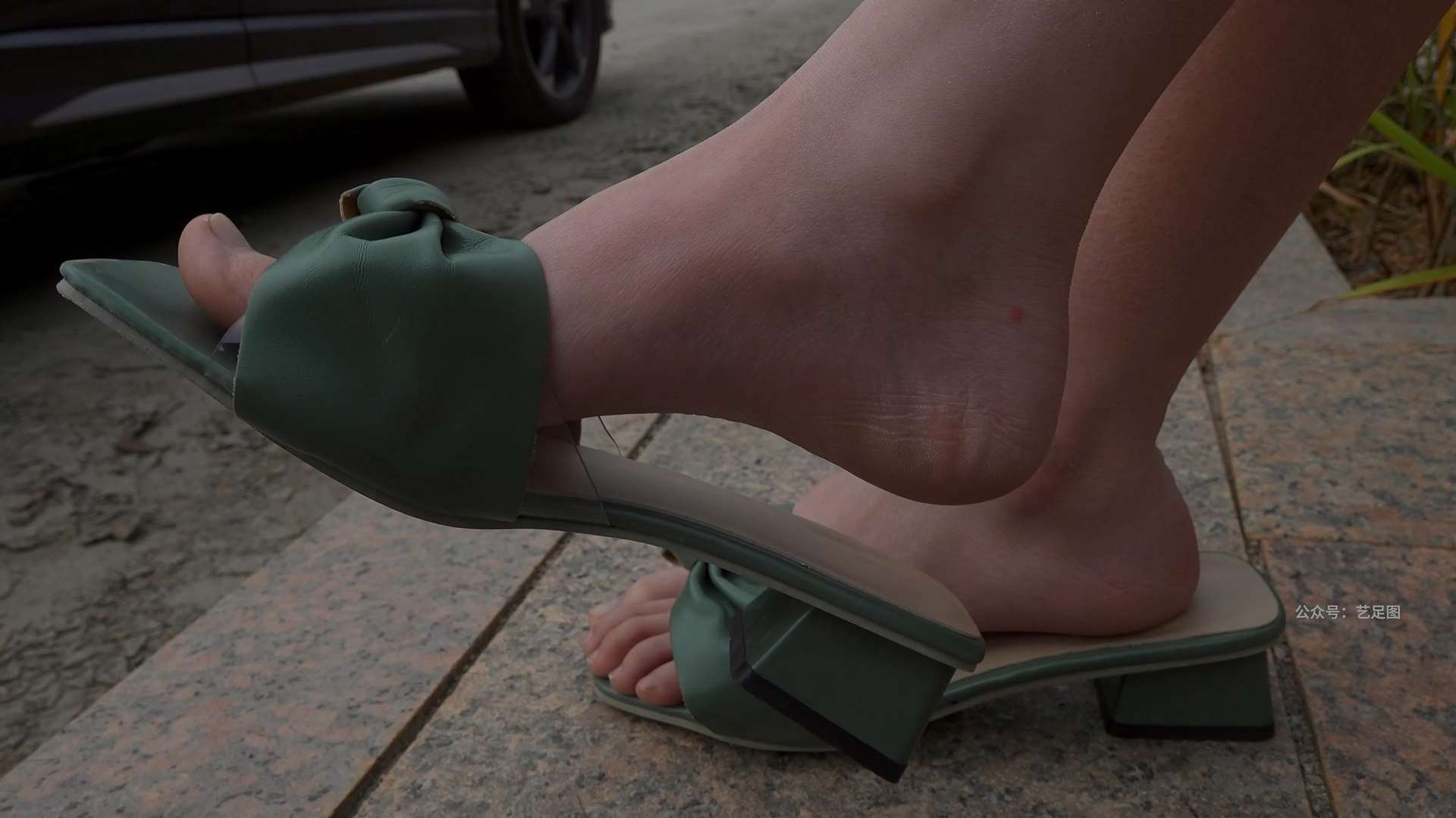 《[视频]雪梨郊外大修长腿美脚，挑鞋玩鞋》作品图