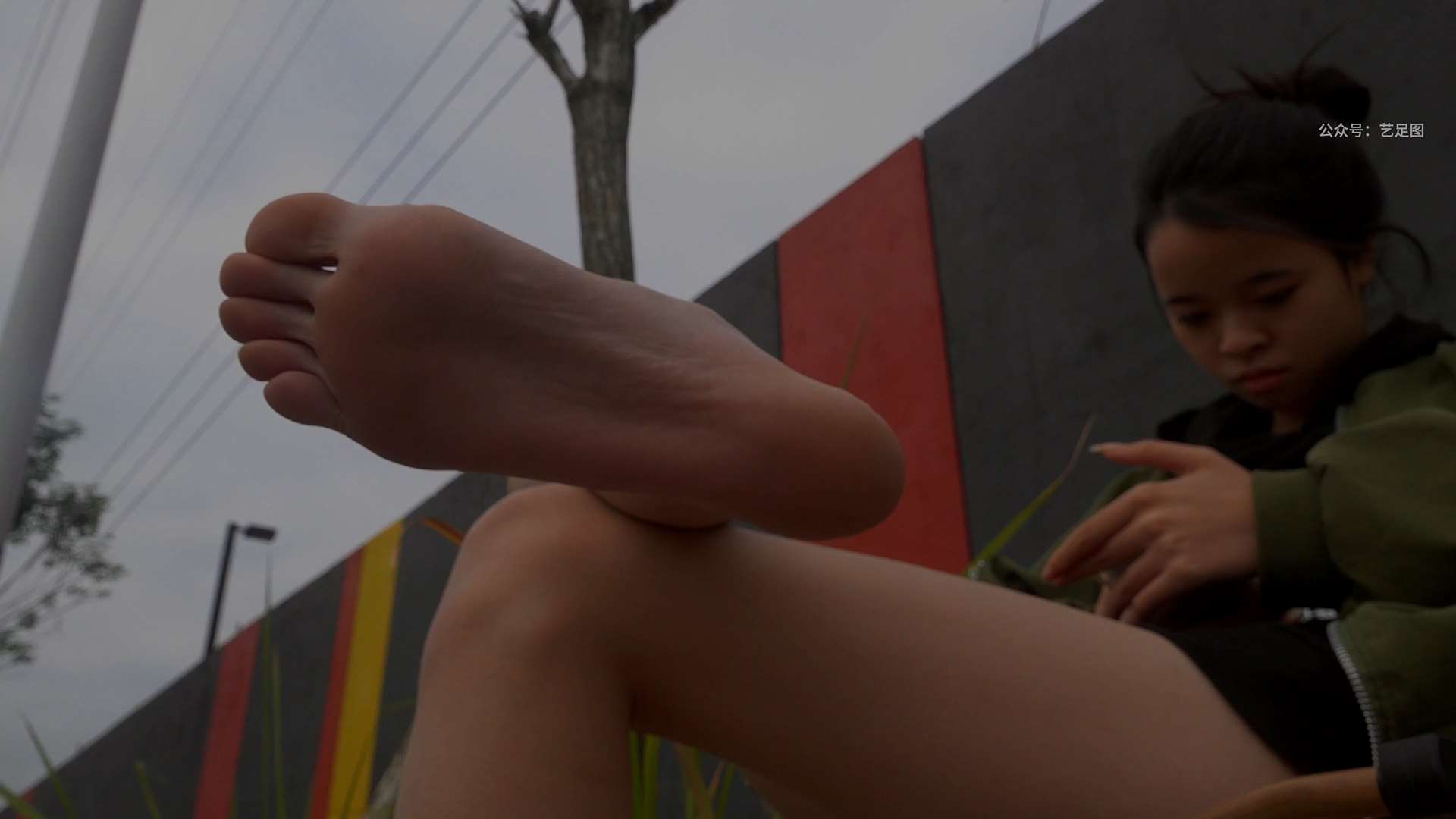 《[视频]雪梨郊外大修长腿美脚，挑鞋玩鞋》作品图