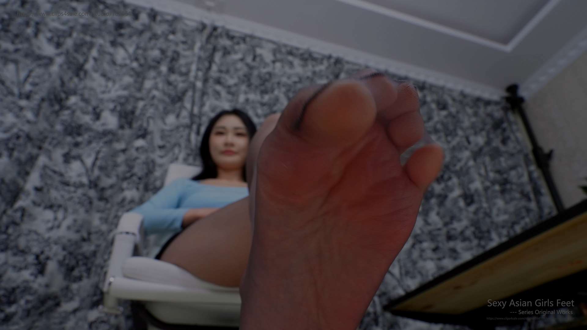 《[寄卖视频]A&F-Xiaobai-展示她的热裤黑丝39码脚丫》作品图