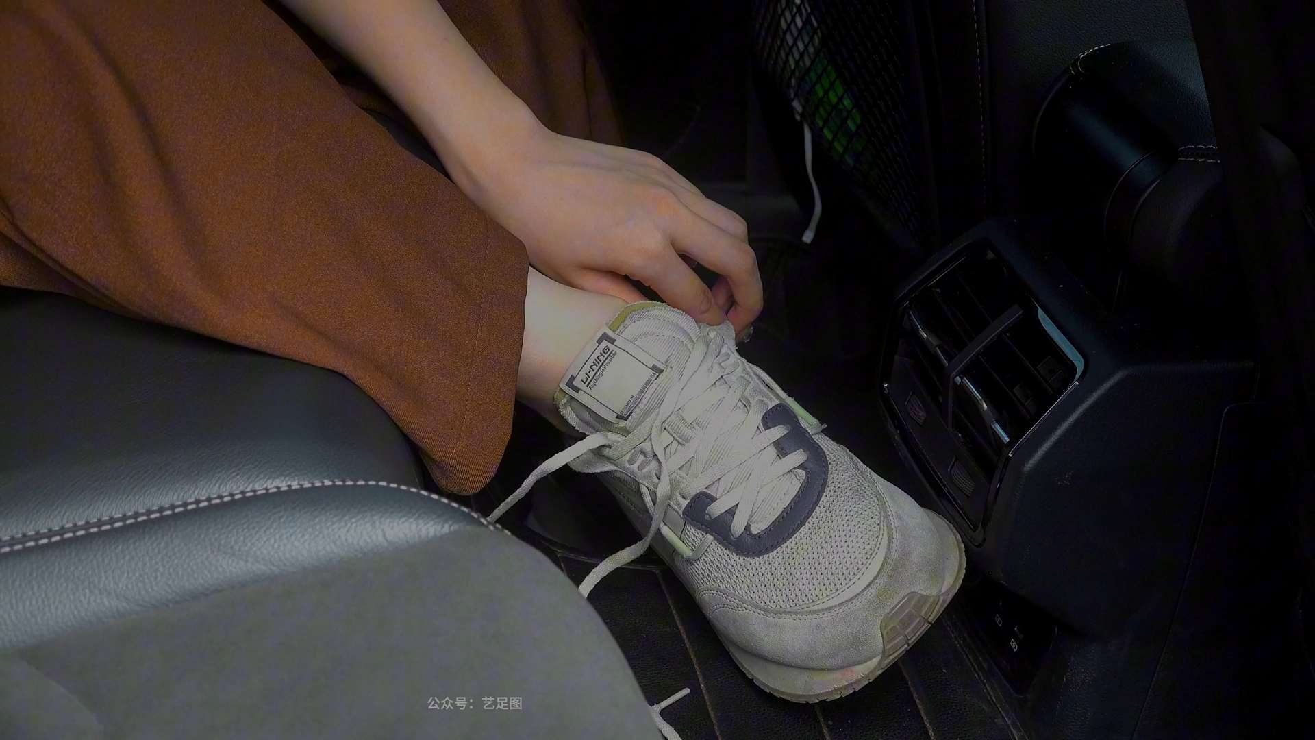 《[视频]大学生芸芸性感美脚，车上秀美脚》作品图