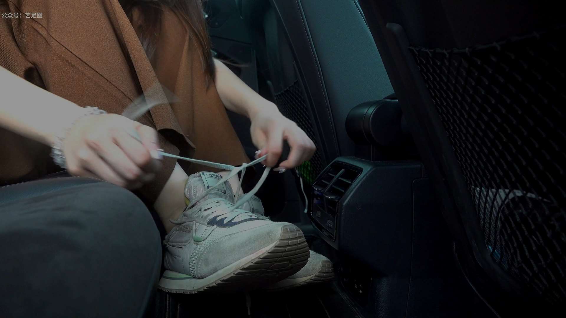 《[视频]大学生芸芸性感美脚，车上秀美脚》作品图