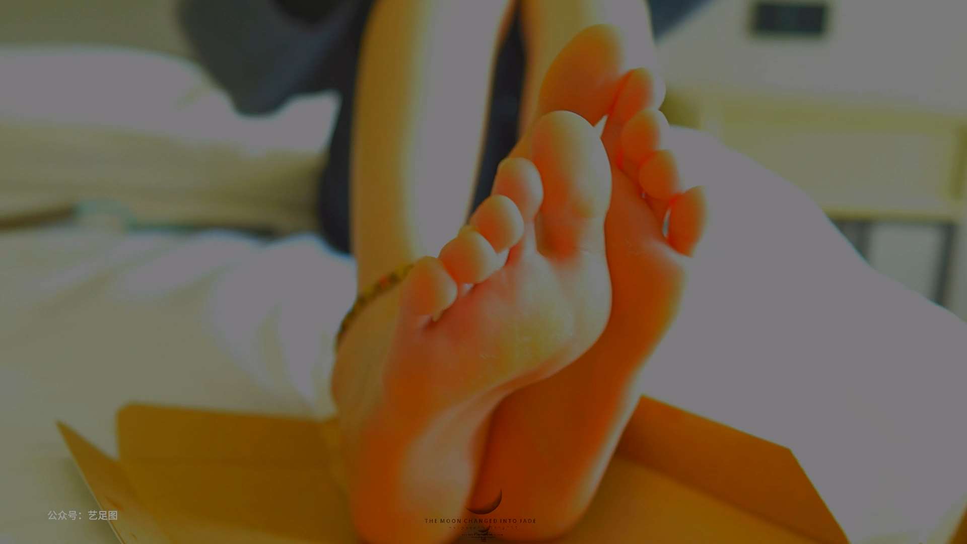 《[视频]小姐姐美脚配披萨的视觉盛宴》作品图