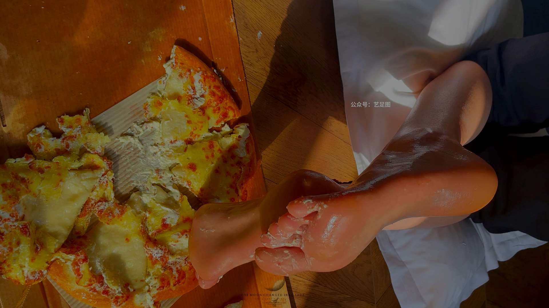 《[视频]小姐姐美脚配披萨的视觉盛宴》作品图