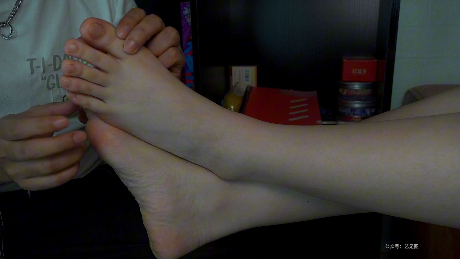 《[视频]玩富家女小羽40码大脚，白嫩肉感手感一流！》作品图