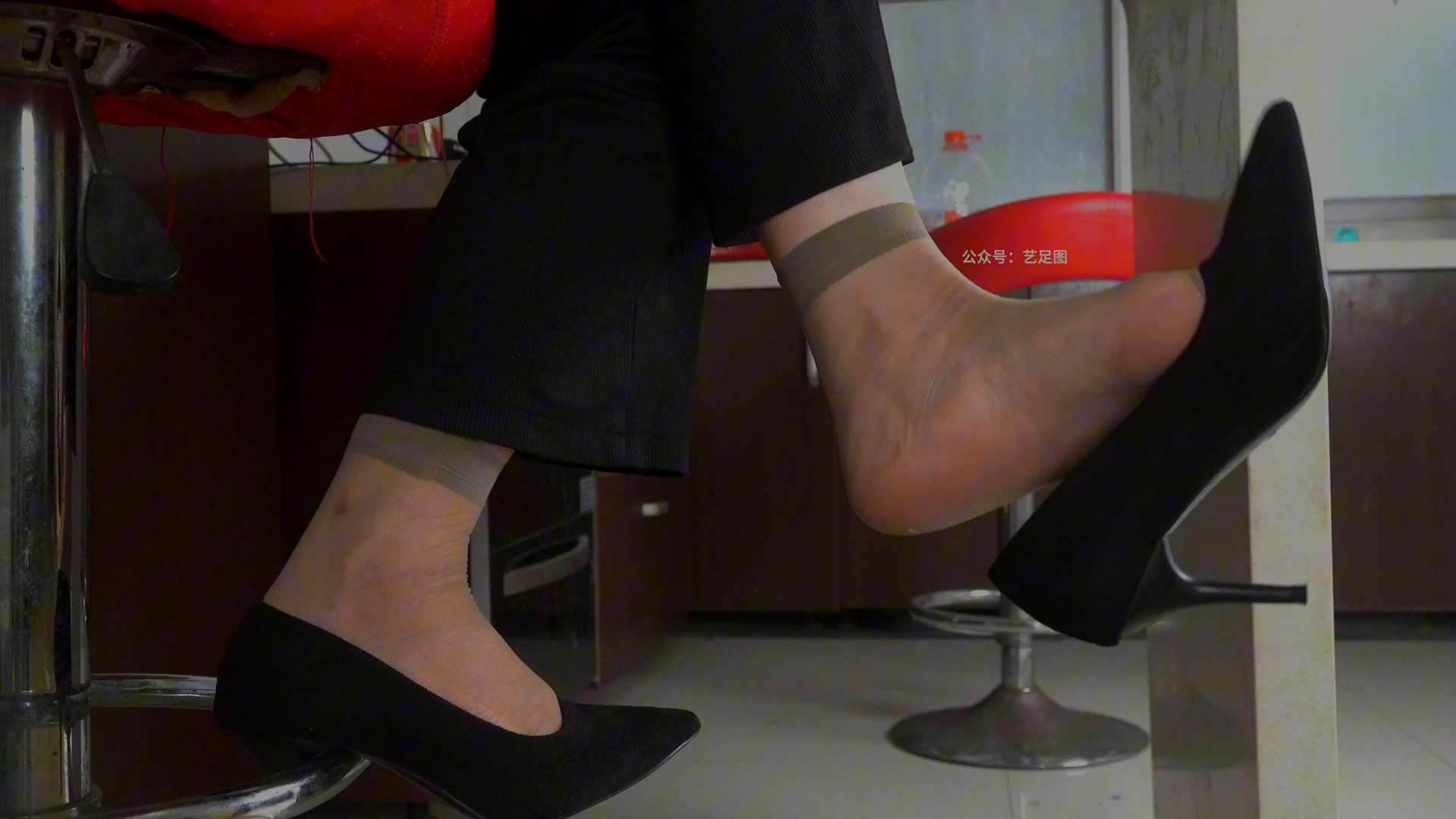 《[视频]气质熟女严姐丝袜美脚挑鞋玩鞋》作品图