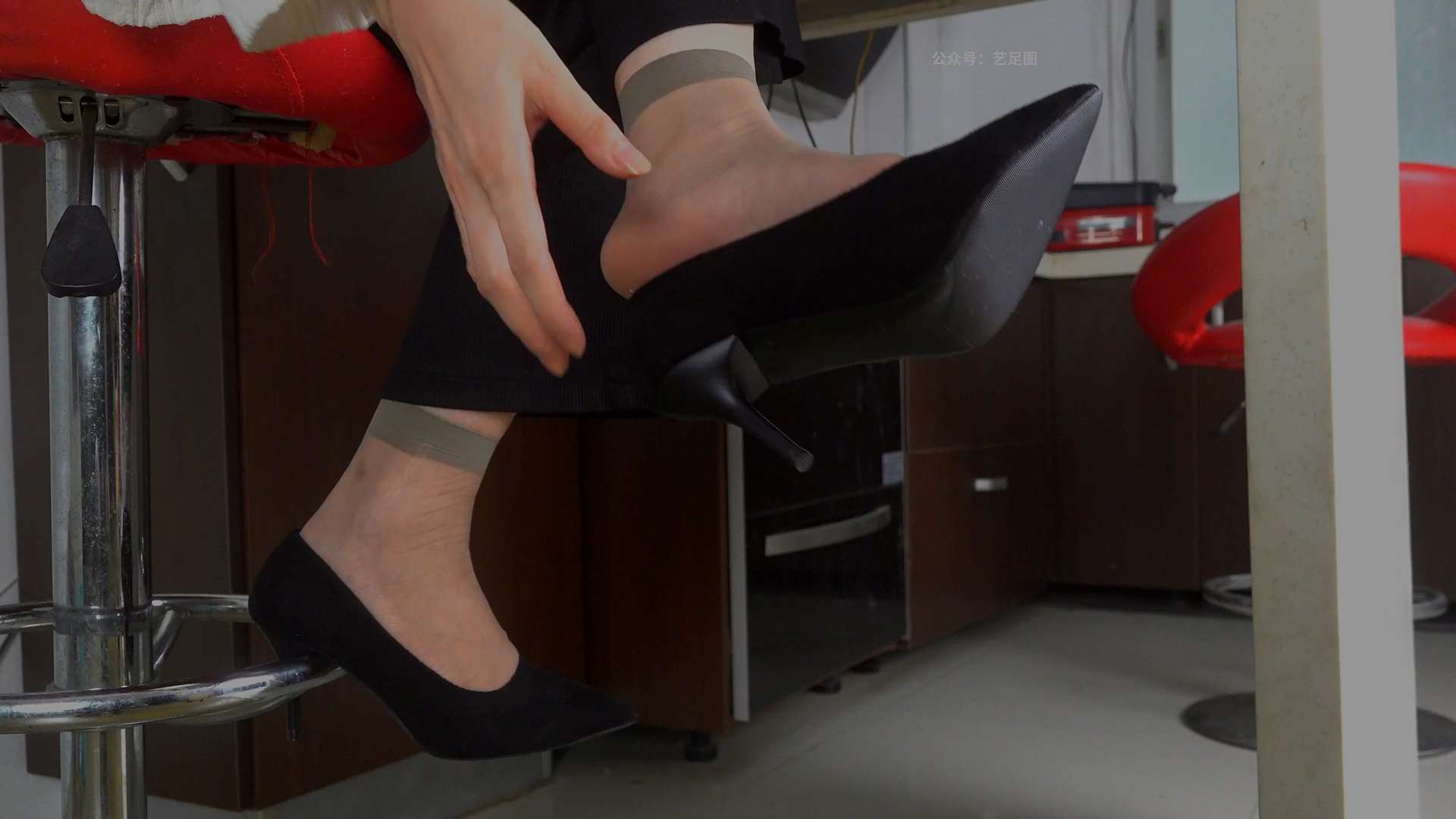 《[视频]气质熟女严姐丝袜美脚挑鞋玩鞋》作品图