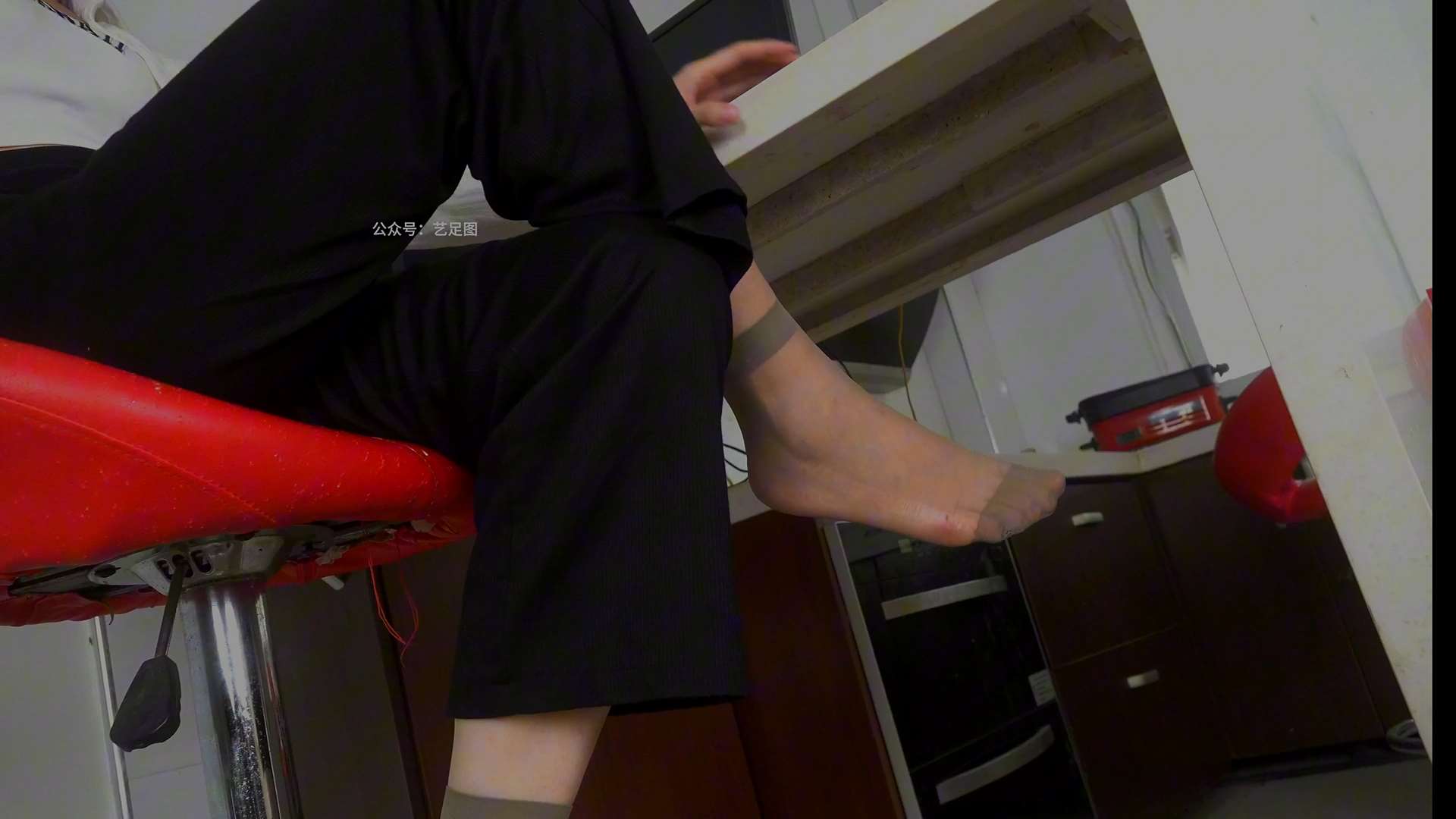 《[视频]气质熟女严姐丝袜美脚挑鞋玩鞋》作品图