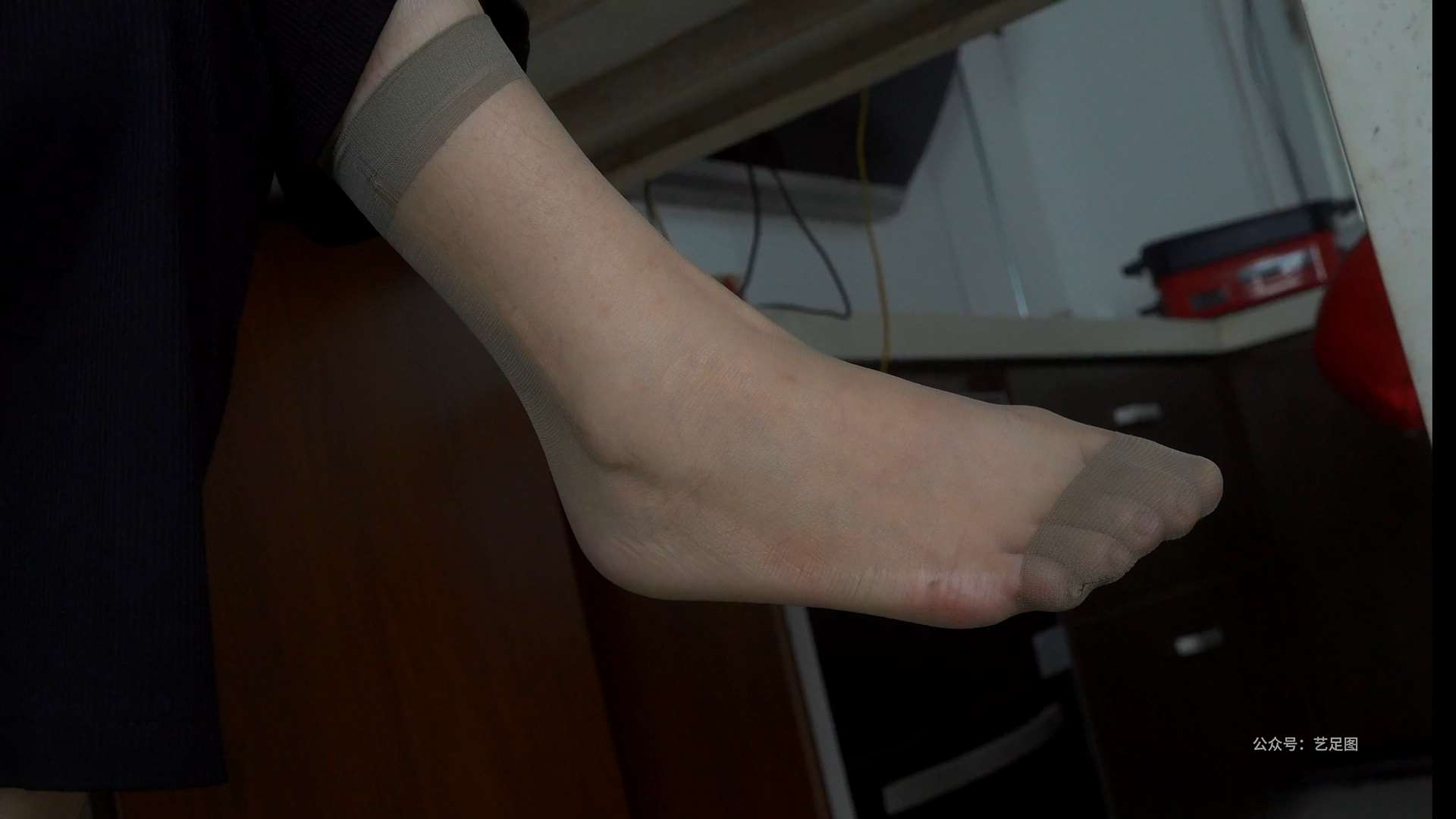 《[视频]气质熟女严姐丝袜美脚挑鞋玩鞋》作品图