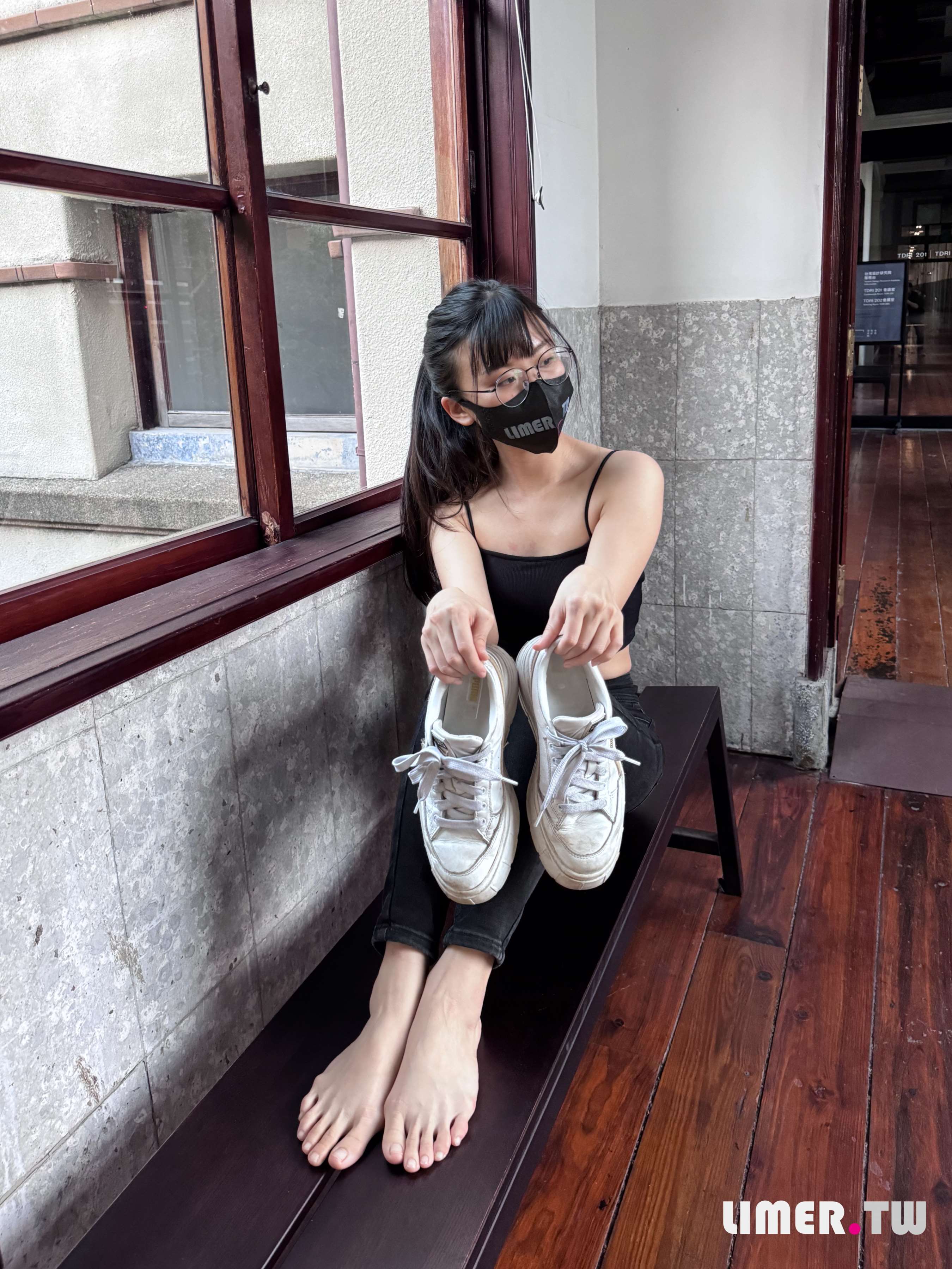 《[寄卖]大学生Jhen 脱下运动鞋发现没有穿袜子》作品图