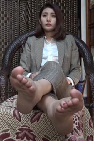 [视频] K&M 21-美女芮芮高跟凉鞋裸足【23min/851M】