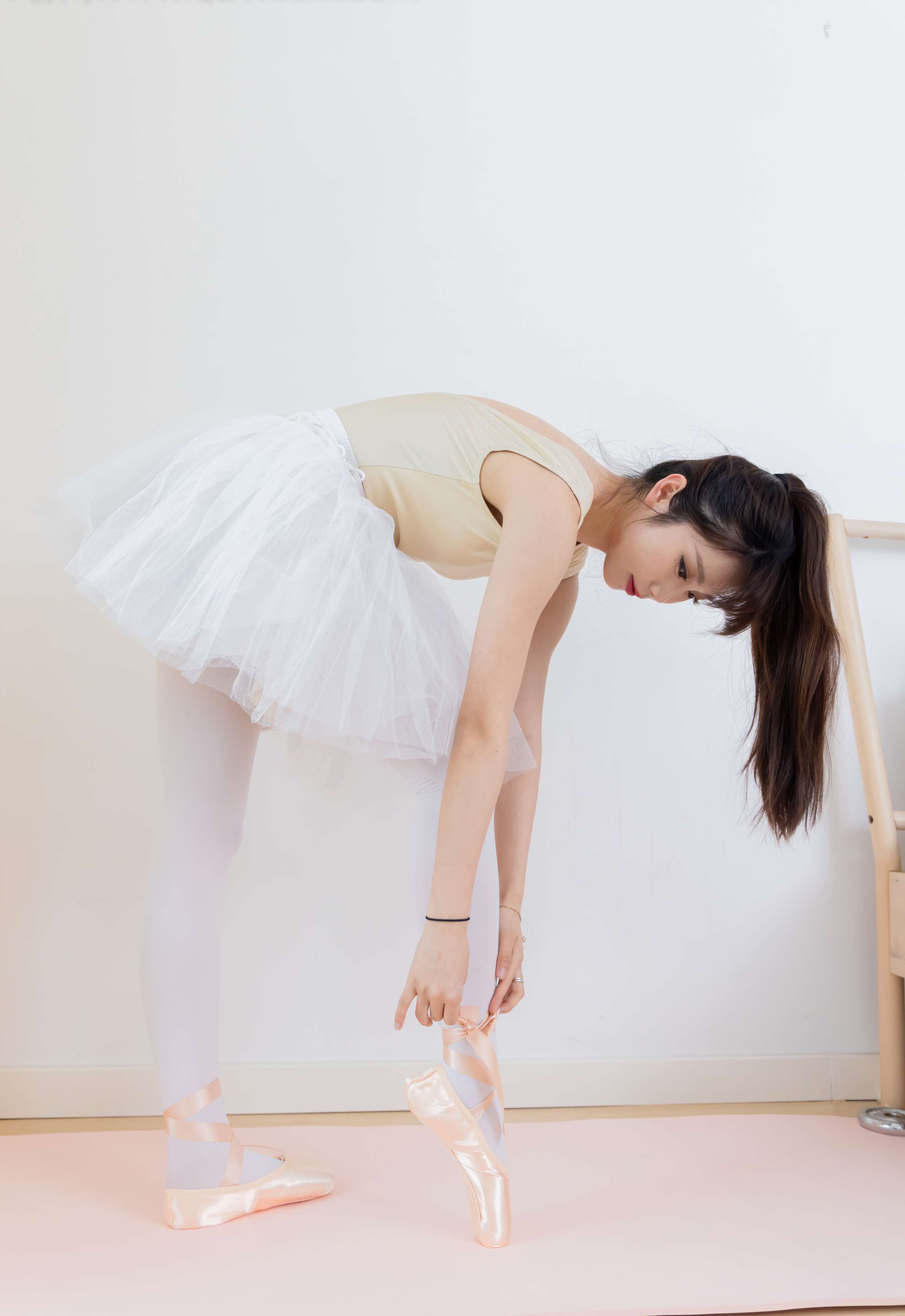 《泡泡-芭蕾鞋、厚白丝、芭蕾动作、皮筋绑脚剧情》作品图