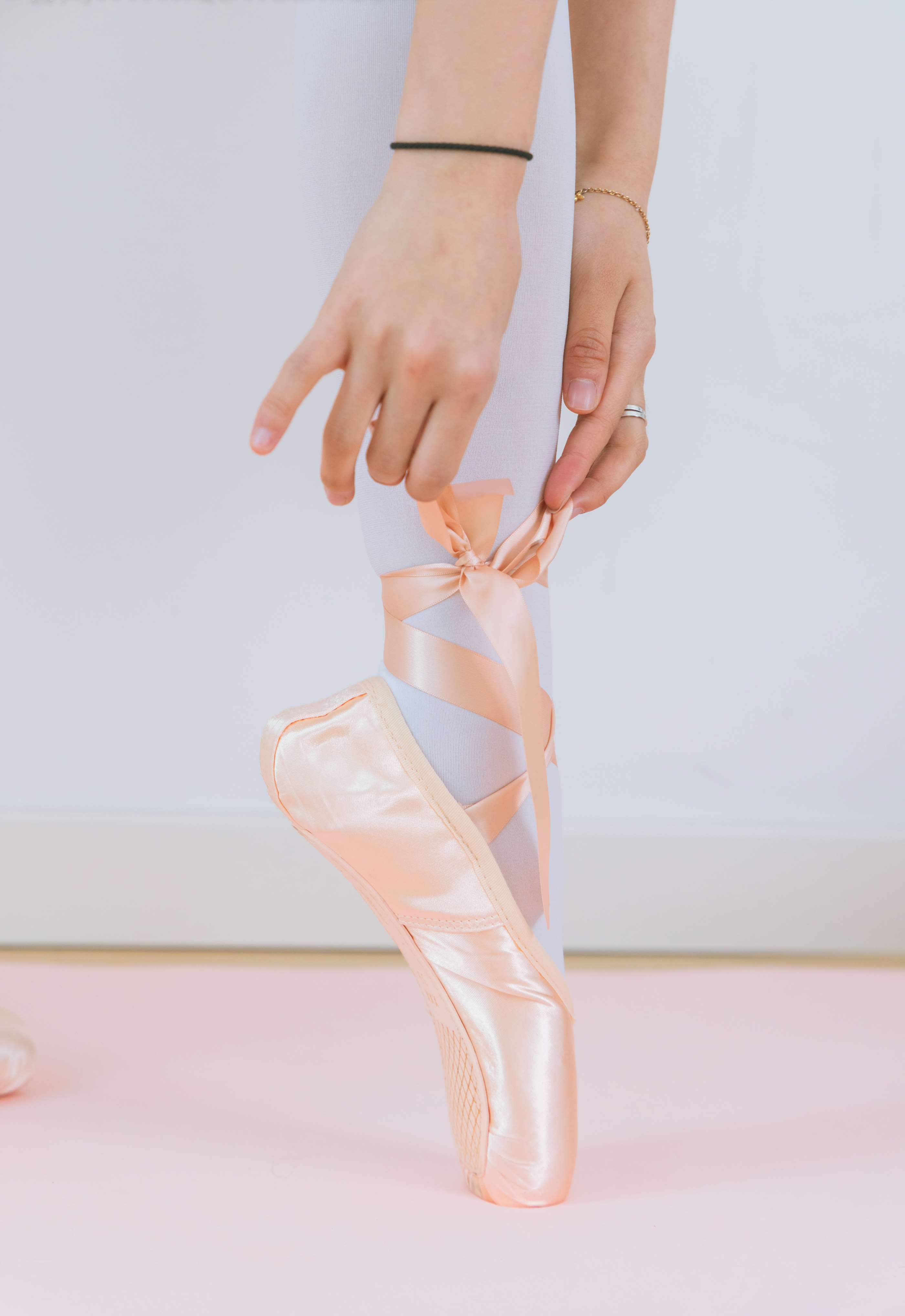 《泡泡-芭蕾鞋、厚白丝、芭蕾动作、皮筋绑脚剧情》作品图