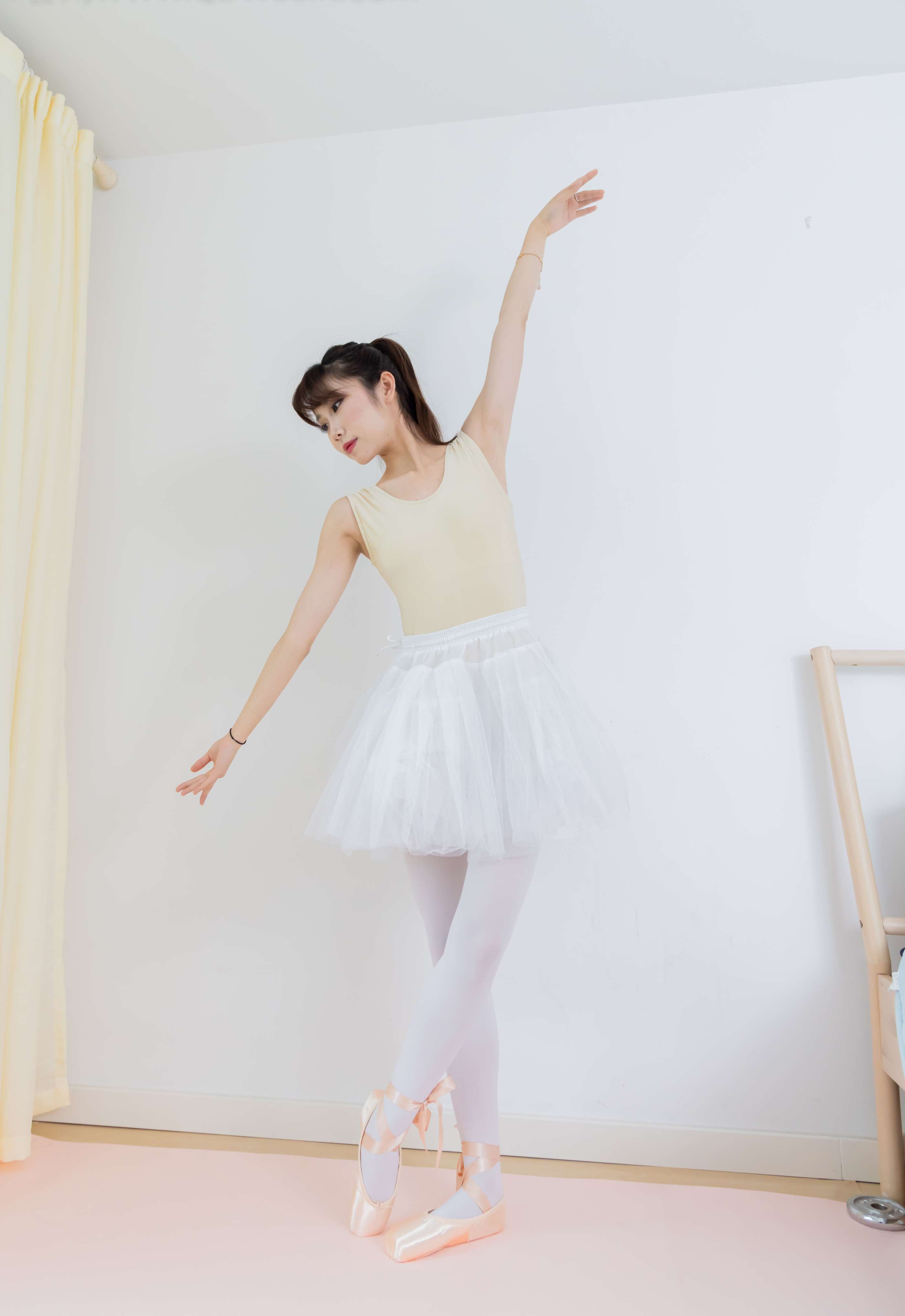 《泡泡-芭蕾鞋、厚白丝、芭蕾动作、皮筋绑脚剧情》作品图