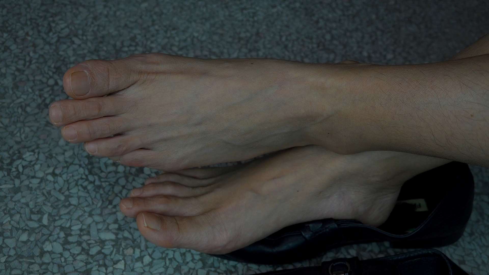 《[视频]熟女萍姐闷了一天的原味脚丫，极品熟女脚丫》作品图