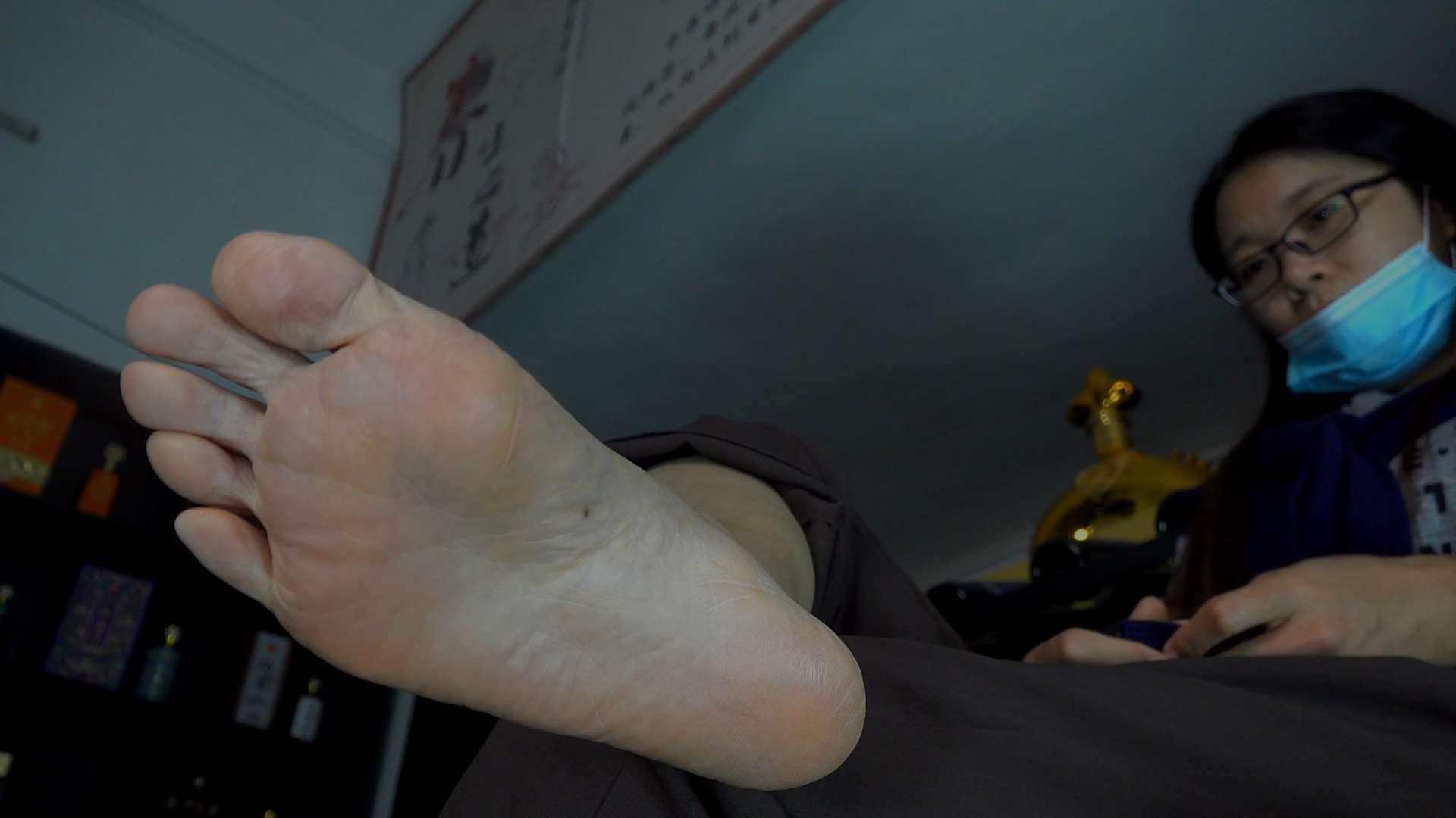 《[视频]熟女萍姐闷了一天的原味脚丫，极品熟女脚丫》作品图