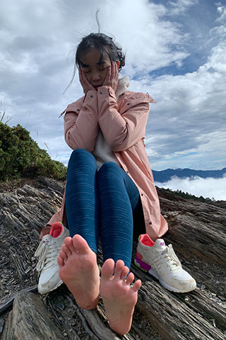 Ariel户外拍摄后回家脱丝袜洗jiojio