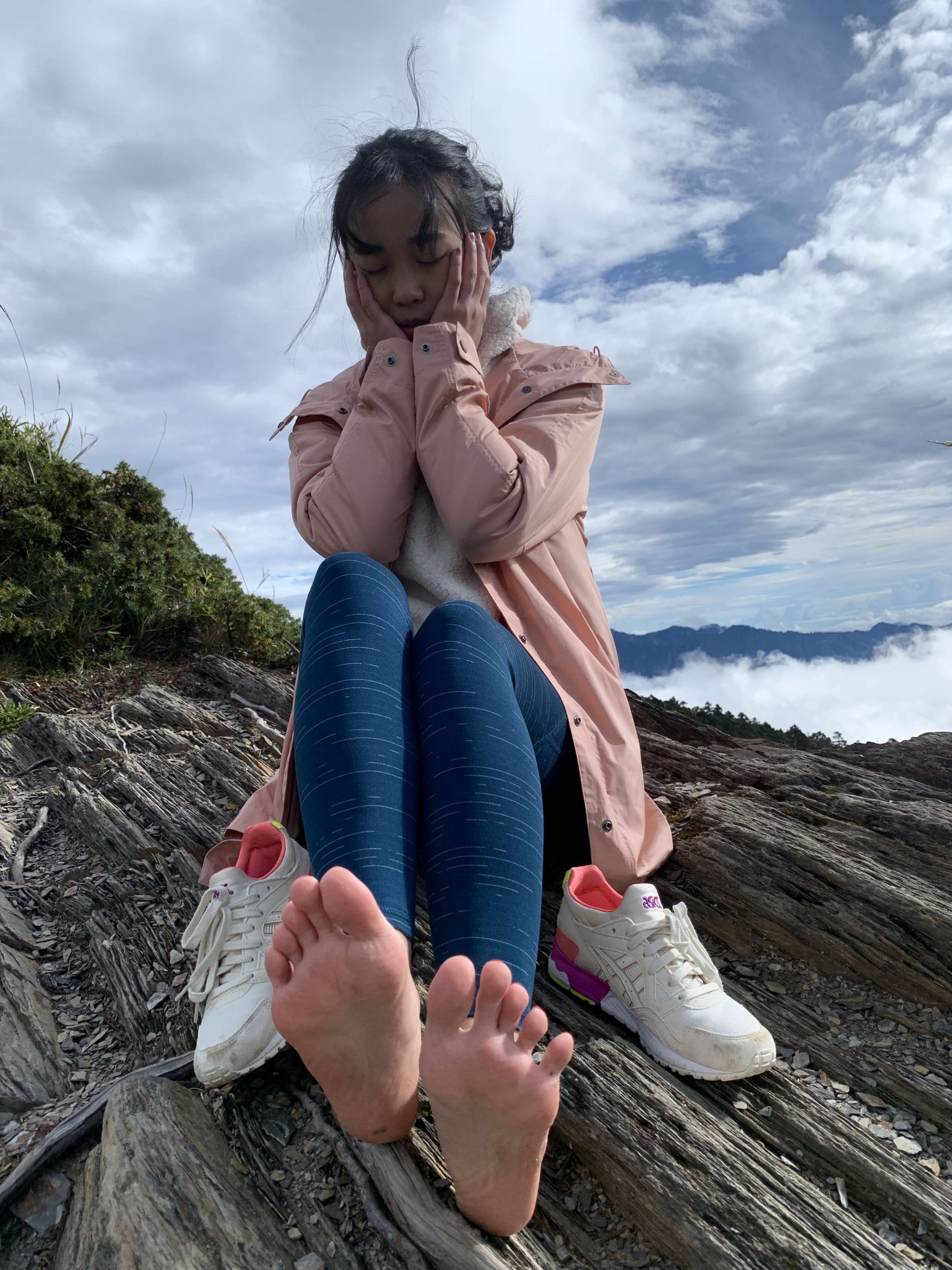 《Ariel户外拍摄后回家脱丝袜洗jiojio》作品图