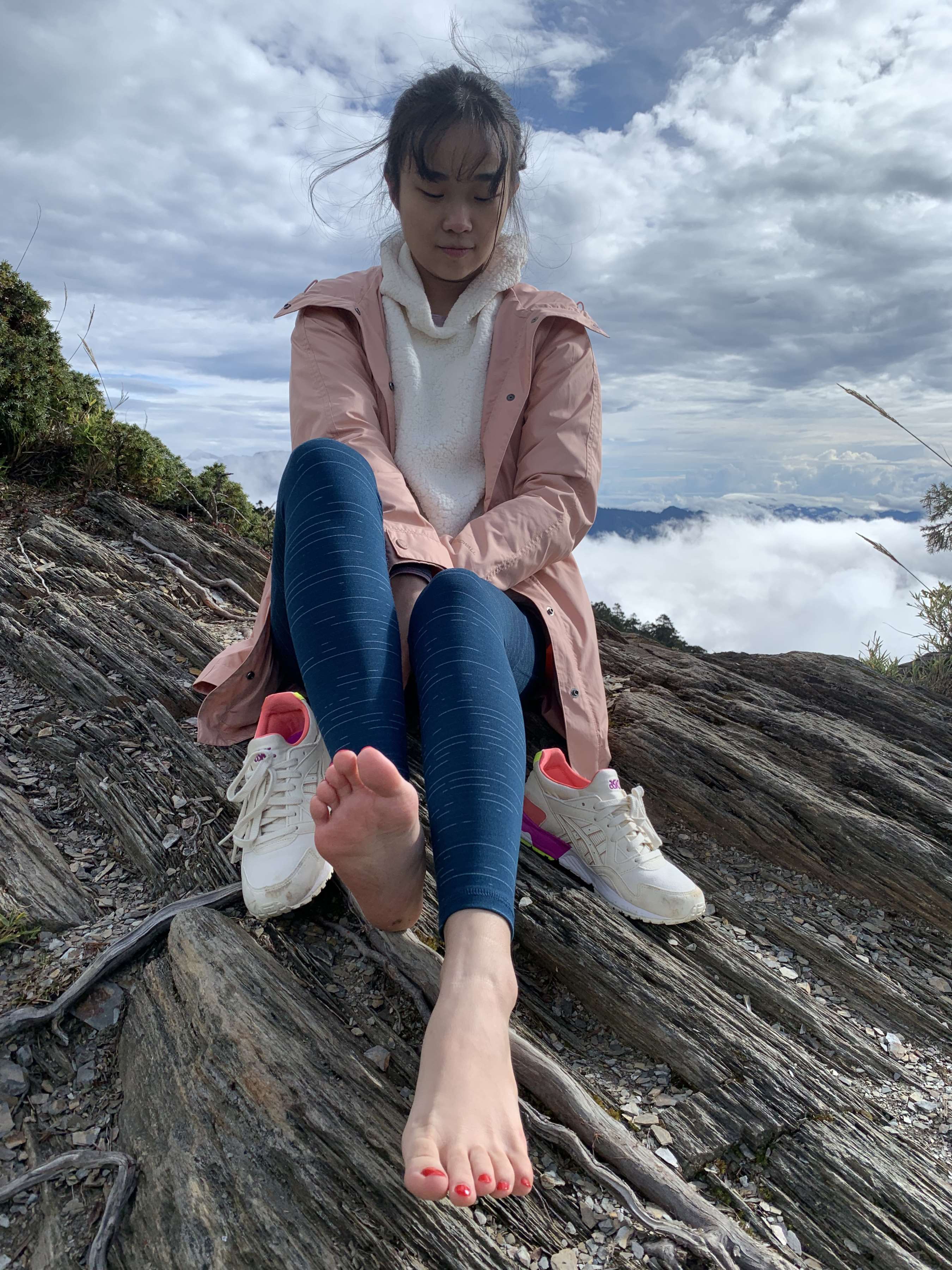 《Ariel户外拍摄后回家脱丝袜洗jiojio》作品图