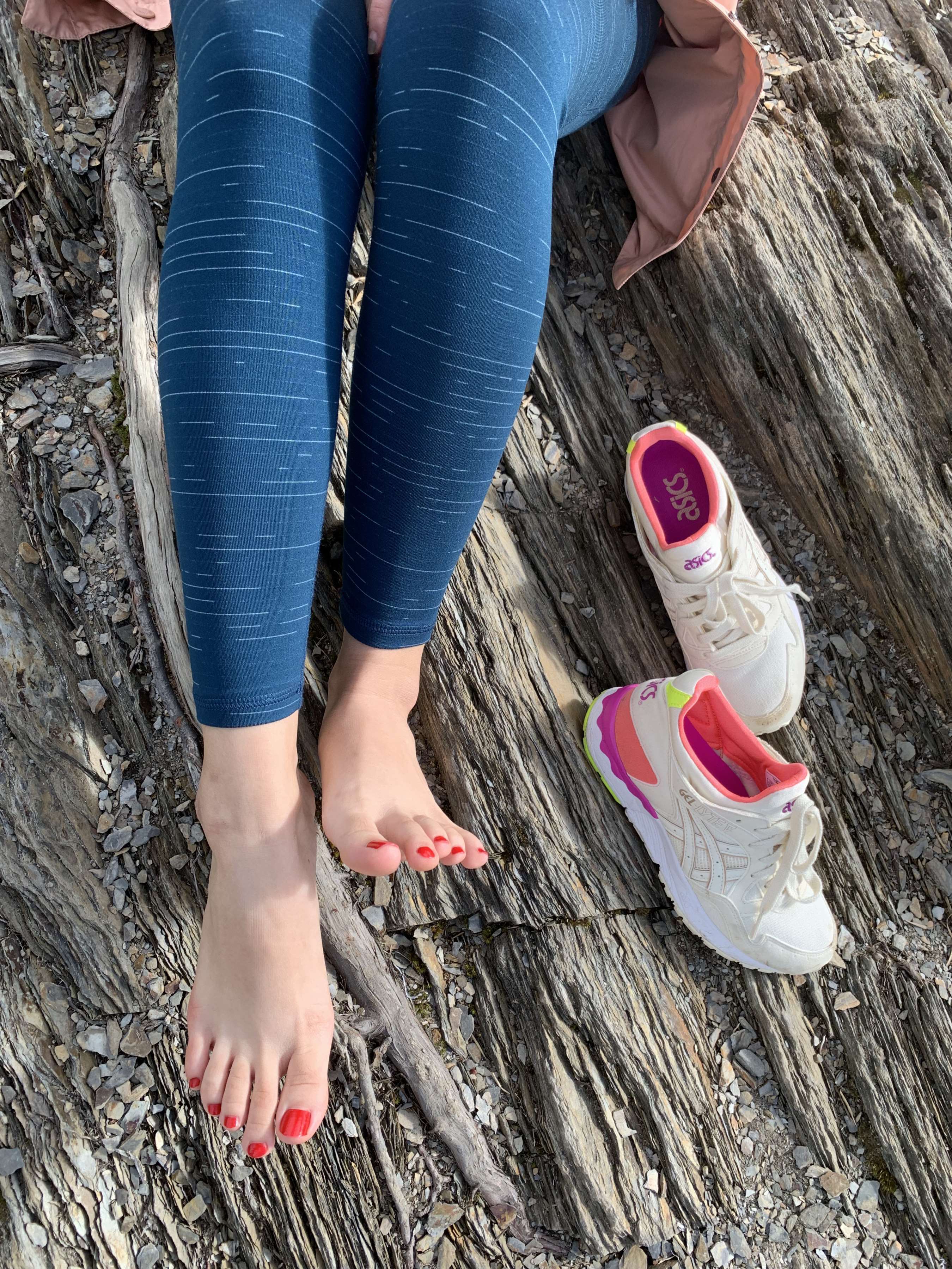 《Ariel户外拍摄后回家脱丝袜洗jiojio》作品图