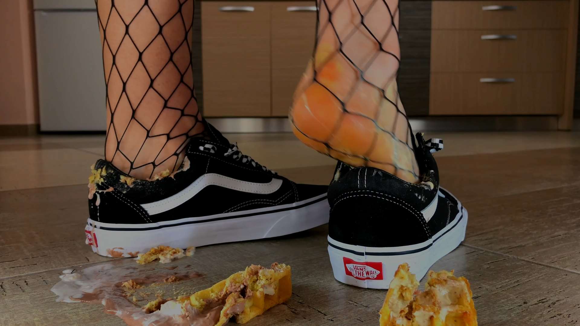 《[视频]帆布鞋内-鱼网丝袜踩水果蛋糕》作品图